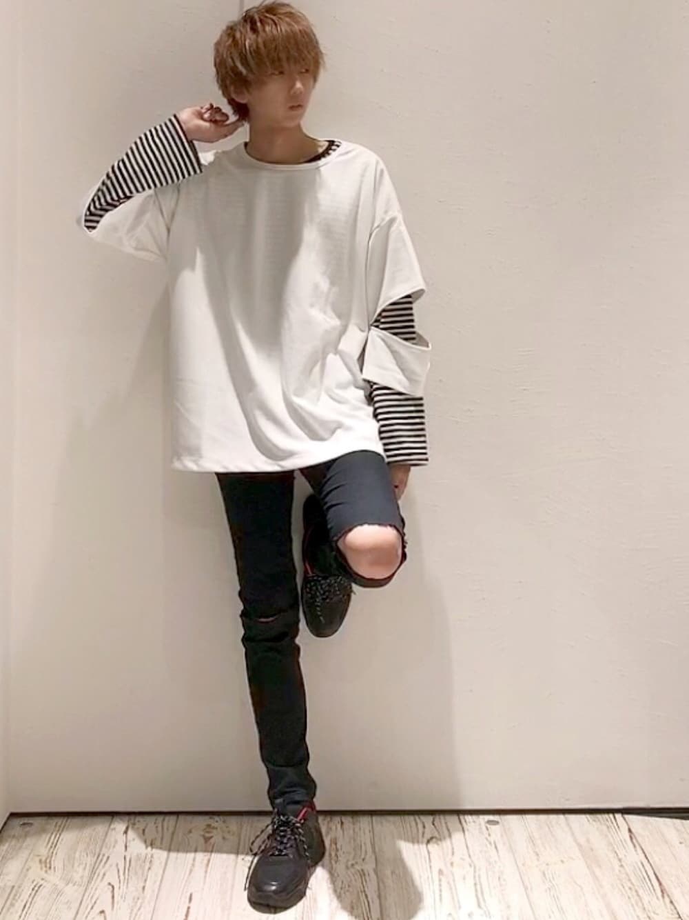 「今日のコーデ、オーバーサイズ、ビッグシルエット、モノトーン、ボーダー、韓国ファッション、adrer、act'm、スニーカーコーデ、黒スキニー」｜「act'mのact'm ビッグシルエット 袖 切込み デザイン 半袖 Tシャツ（Tシャツ/カットソー、ホワイト系）」を使った、seiさん（メンズ・180cm）の春コーディネートの1枚目の写真