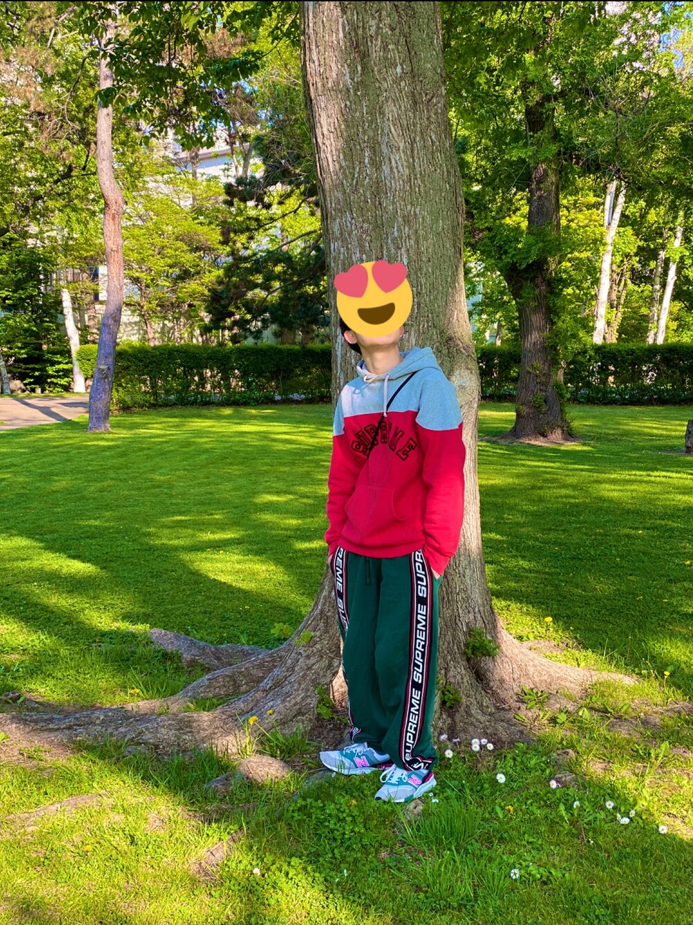 「supreme、シュプリーム、服好きな人と繋がりたい、いいね、save、フォローお願いします🤑、自然、森、着まわしコーデ」｜「Supreme のアイテム（パーカー、レッド系）」を使った、drewhouseさん（メンズ・166cm）の秋コーディネートの1枚目の写真