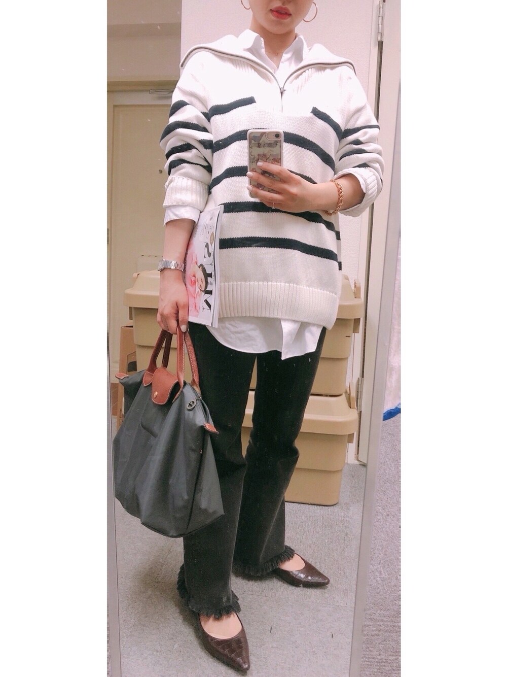 ホワイト系のシャツ/ブラウス、その他のニット/セーター、グレー系のトートバッグを着用したレディースの春コーディネートの1枚目の写真