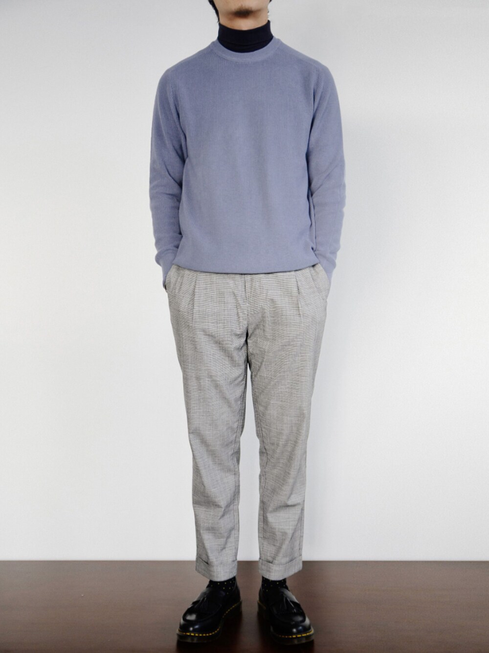 「春コーデ、ootd、休闲、セーター、blue、コットン、9分丈パンツ、spring、daily look、street」｜「AIVIDIC STUDIOのアイテム（ニット/セーター、ブルー系）」を使った、越秀一さん（メンズ・180cm）の春コーディネートの1枚目の写真