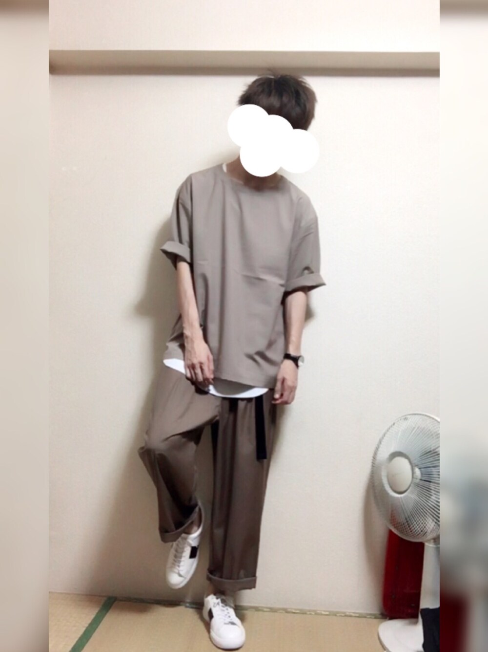 ベージュ系のTシャツ/カットソー、グレー系のタンクトップ、ベージュ系のその他パンツを着用したメンズの夏コーディネートの1枚目の写真