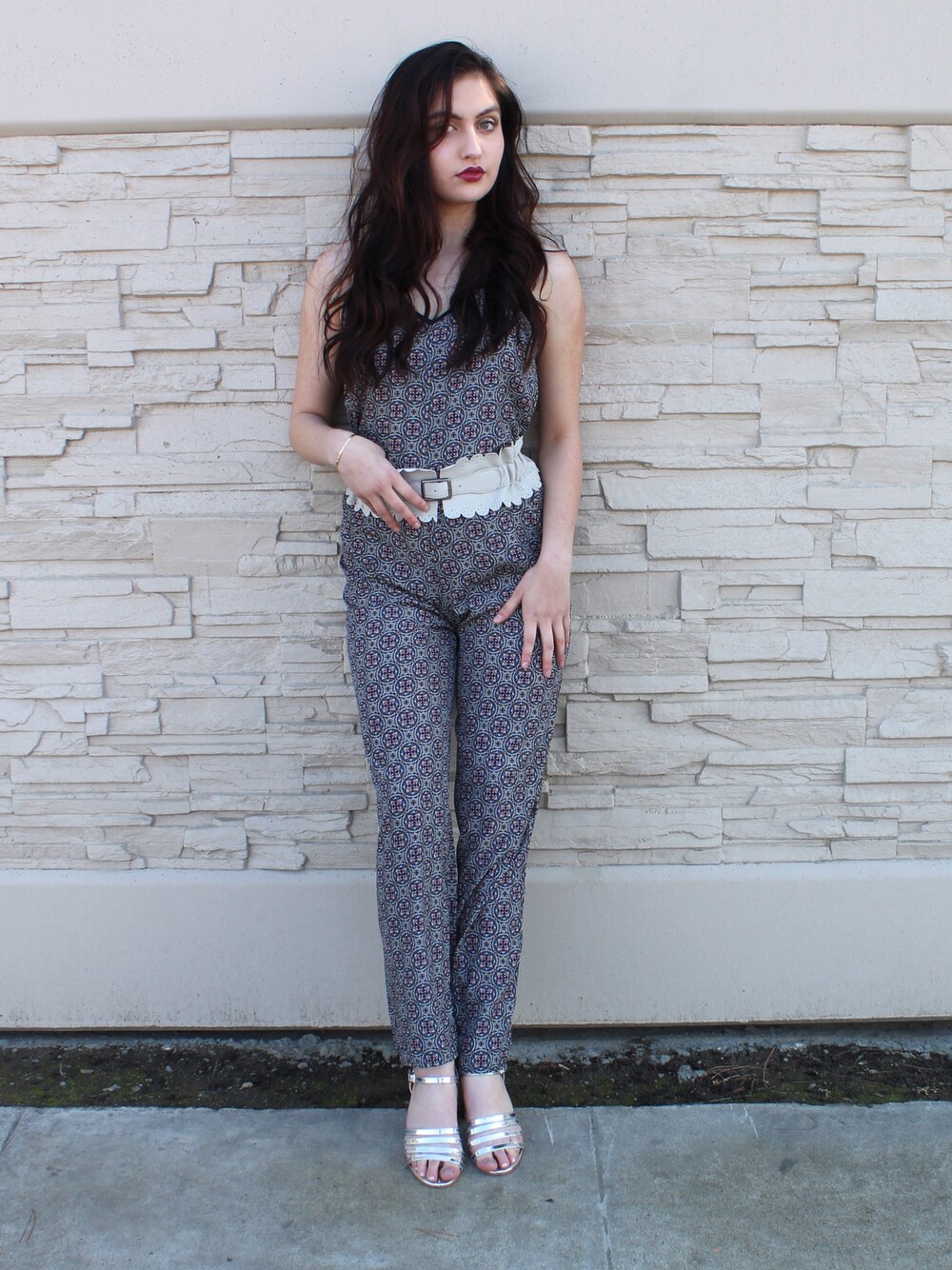 シルバー系のその他シューズを着用したレディースの春コーディネートの1枚目の写真