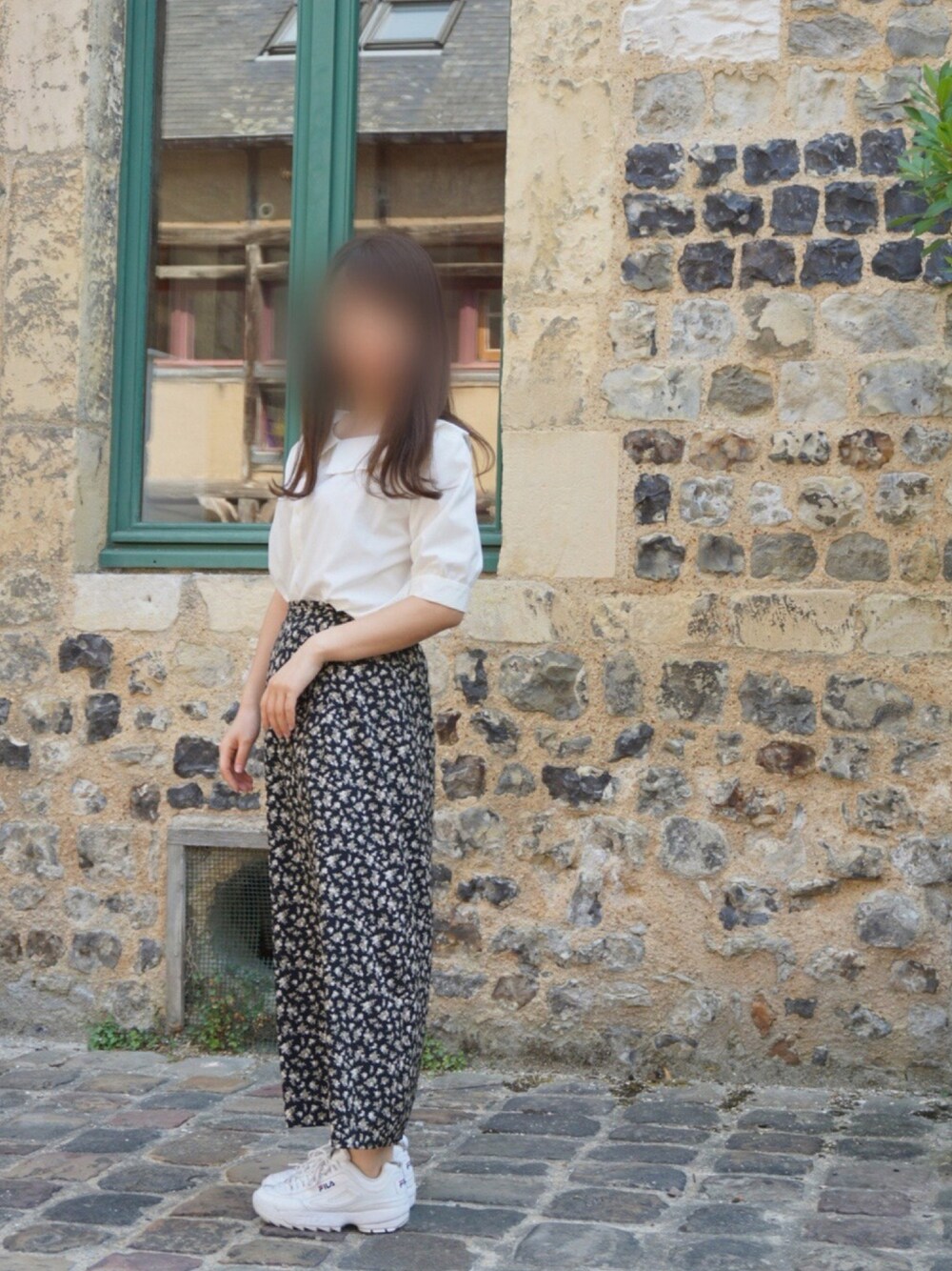 「フランス、旅行、夏休み、オフショル、小花柄、ロングスカート、ディスラプター2、白シャツ、白スニーカー、白×黒」｜「SWINGLEの半袖オフショル風バルーンブラウス（シャツ/ブラウス、ホワイト系）」を使った、ruuunさん（レディース・156cm）の秋コーディネートの1枚目の写真