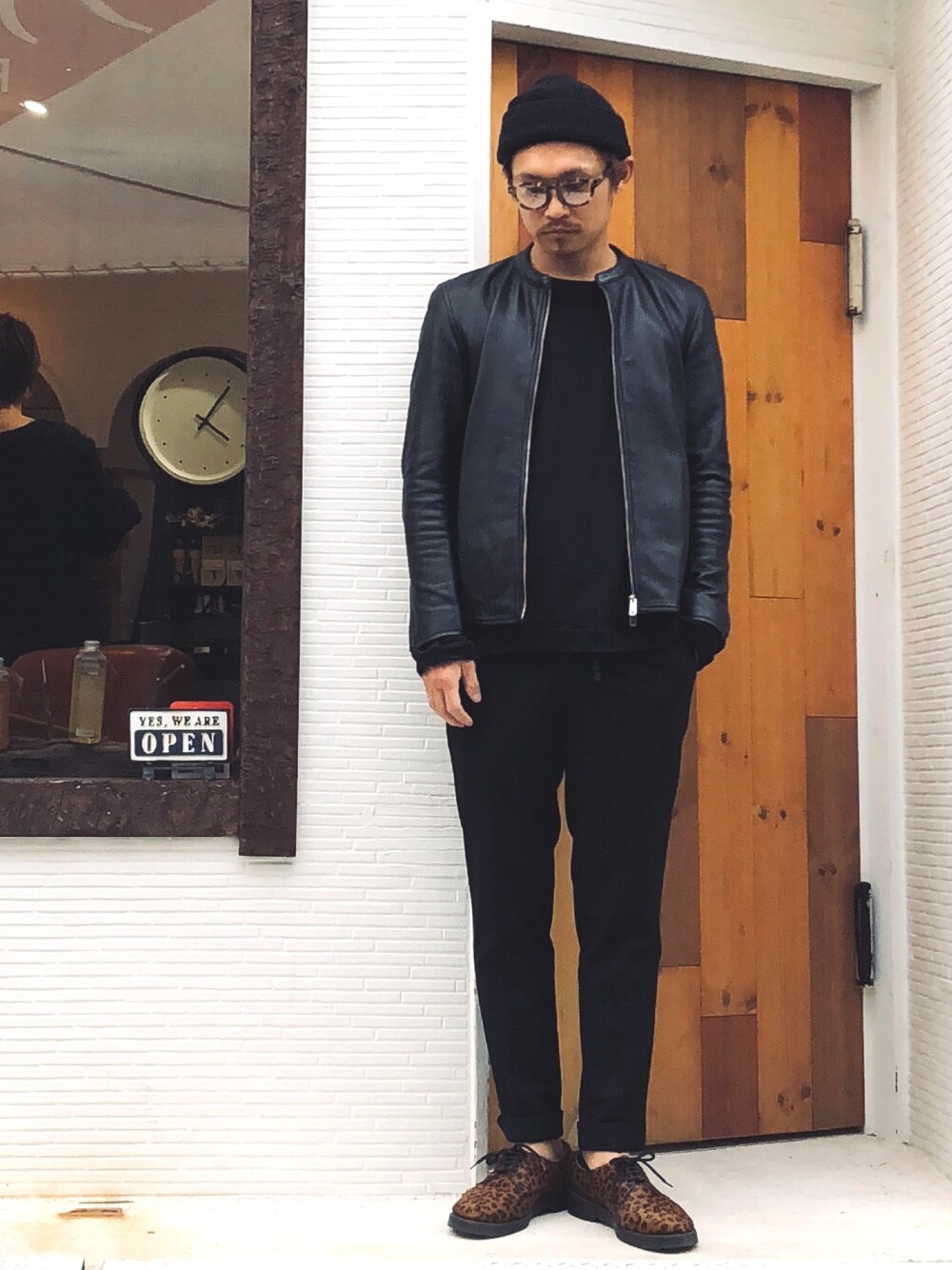 「シンプル、大人カジュアル、スラックス、モノトーン、オールブラック」｜「FREAK'S STOREのアイテム（ニットキャップ/ビーニー、ブラック系）」を使った、Yamaさん（メンズ・170cm）の秋コーディネートの1枚目の写真