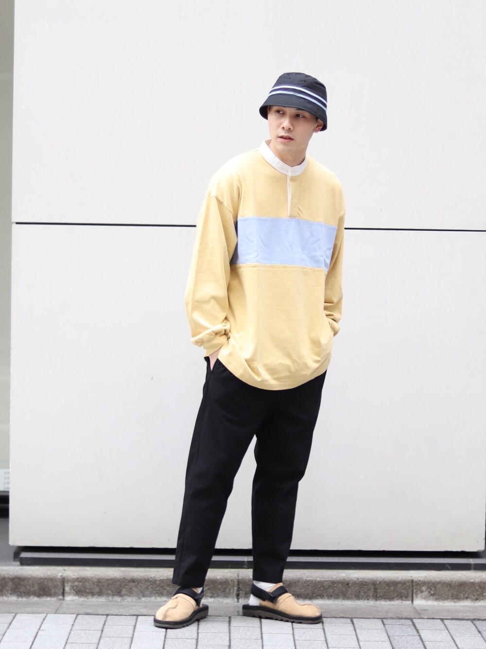 イエロー系のTシャツ/カットソー、ブラック系のその他パンツを着用したメンズの春コーディネートの1枚目の写真