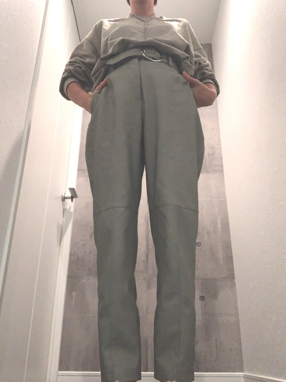「オリーブ色、フェイクレザー、レザーパンツ」｜「ZARAのアイテム（その他パンツ、グリーン系）」を使った、aica??さん（レディース・163cm）の秋コーディネートの1枚目の写真