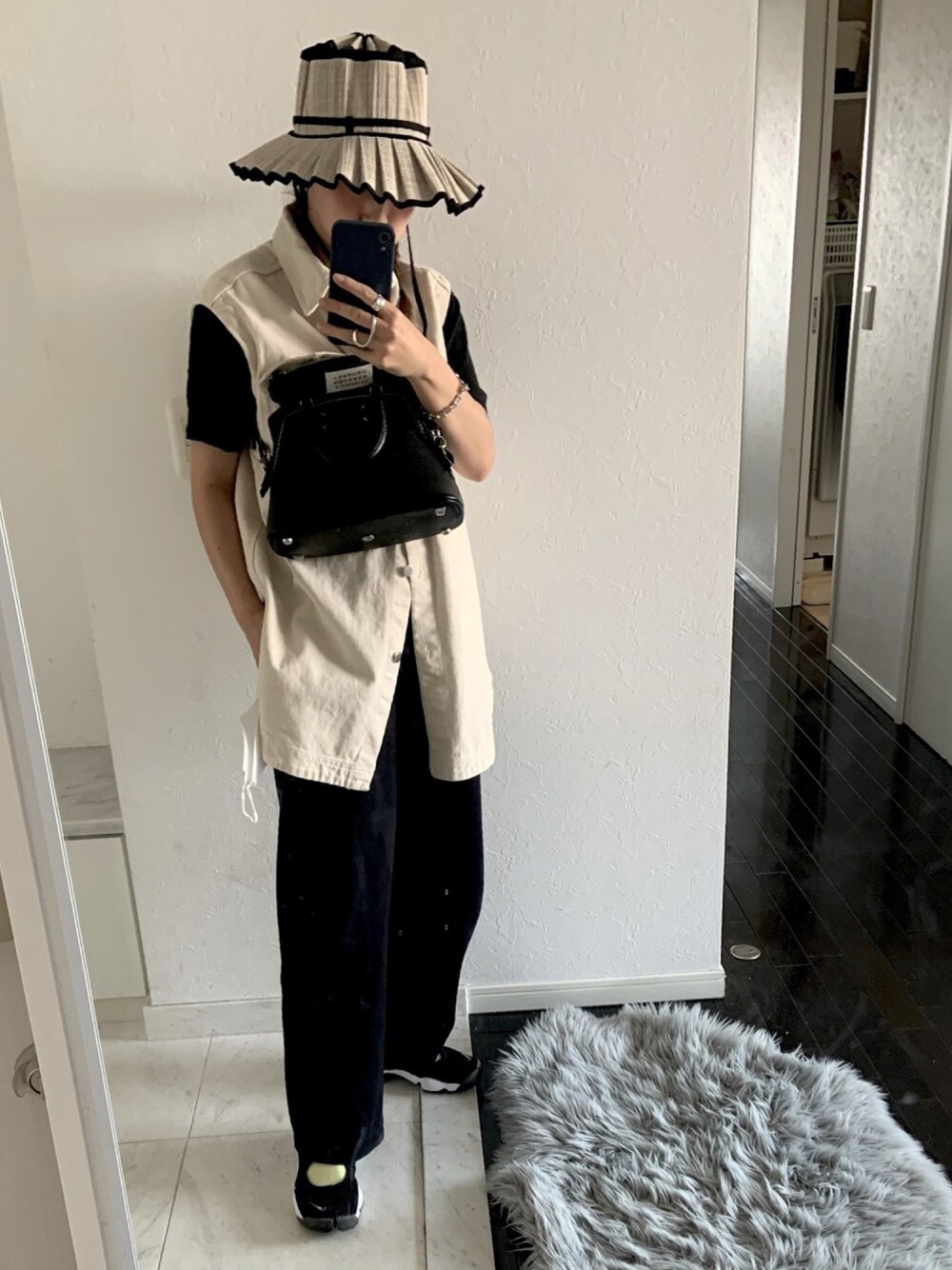 「モノトーン、モード、農家かなぁ、三兄弟ママ、主婦コーデ、コップンカー」｜「H&Mのアイテム（ベスト、ベージュ系）」を使った、aica??さん（レディース・163cm）の春コーディネートの1枚目の写真