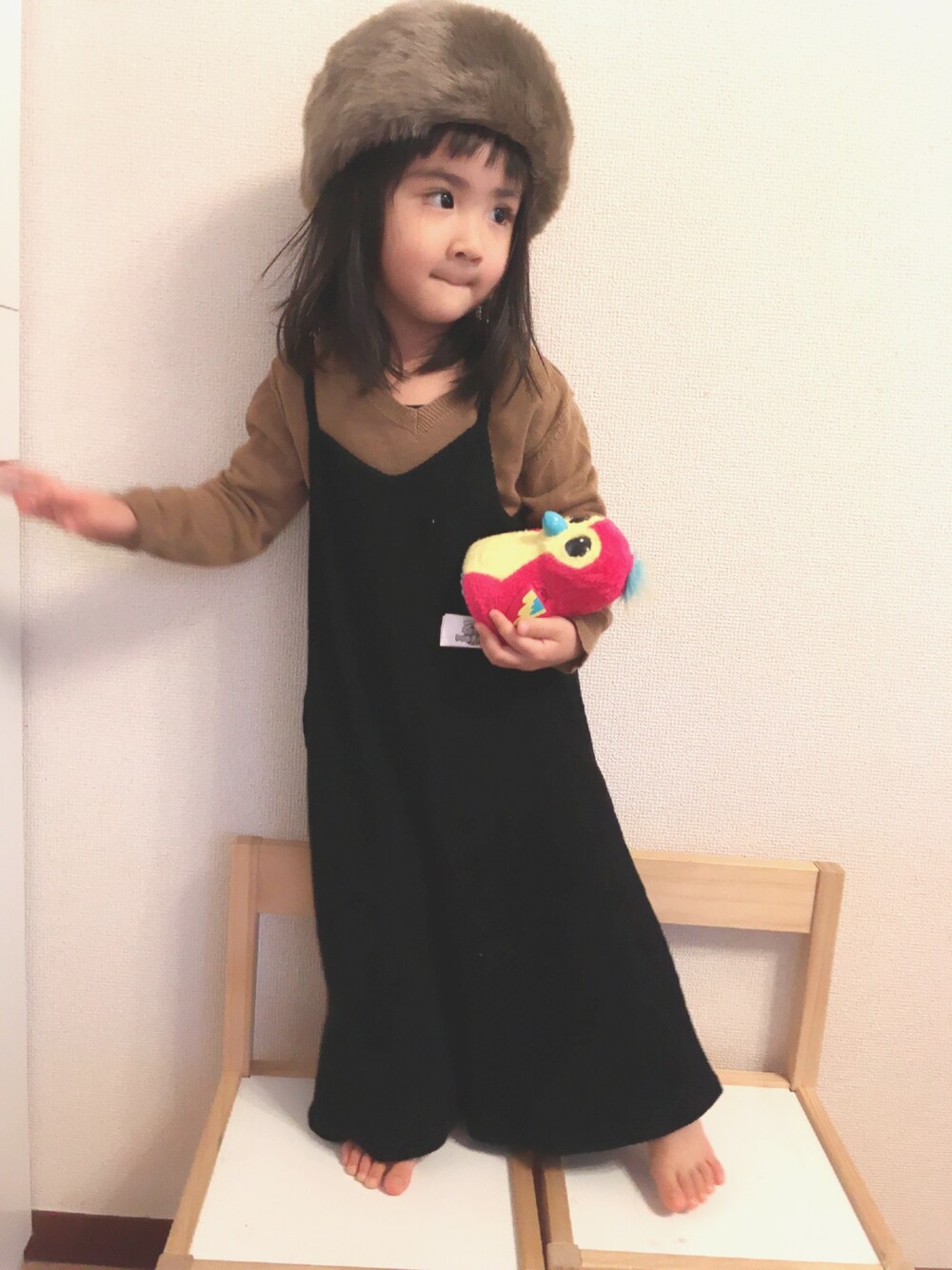 「キッズファッション、韓国子供服、プチプラ、ワイドパンツ、ロシアン帽、女の子、3歳」｜「GLOBAL WORKの【キッズ】テレコキャミオールインワン/737123（つなぎ/オールインワン、ブラック系）」を使った、Riiiiico☺︎さん（キッズ・100cm）の冬コーディネートの1枚目の写真