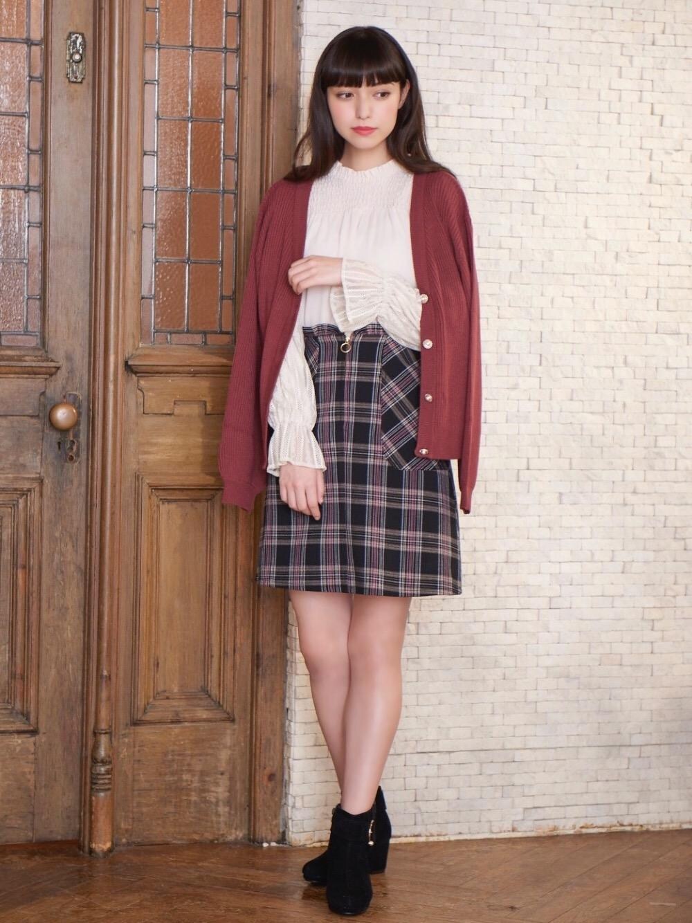 「mjlookbook」｜「MAJESTIC LEGONのパールサークルバックルブーツ（ブーツ、ブラック系）」を使った、マジェスティックレゴン　WEBスタッフさん（レディース・160cm）の秋コーディネートの1枚目の写真