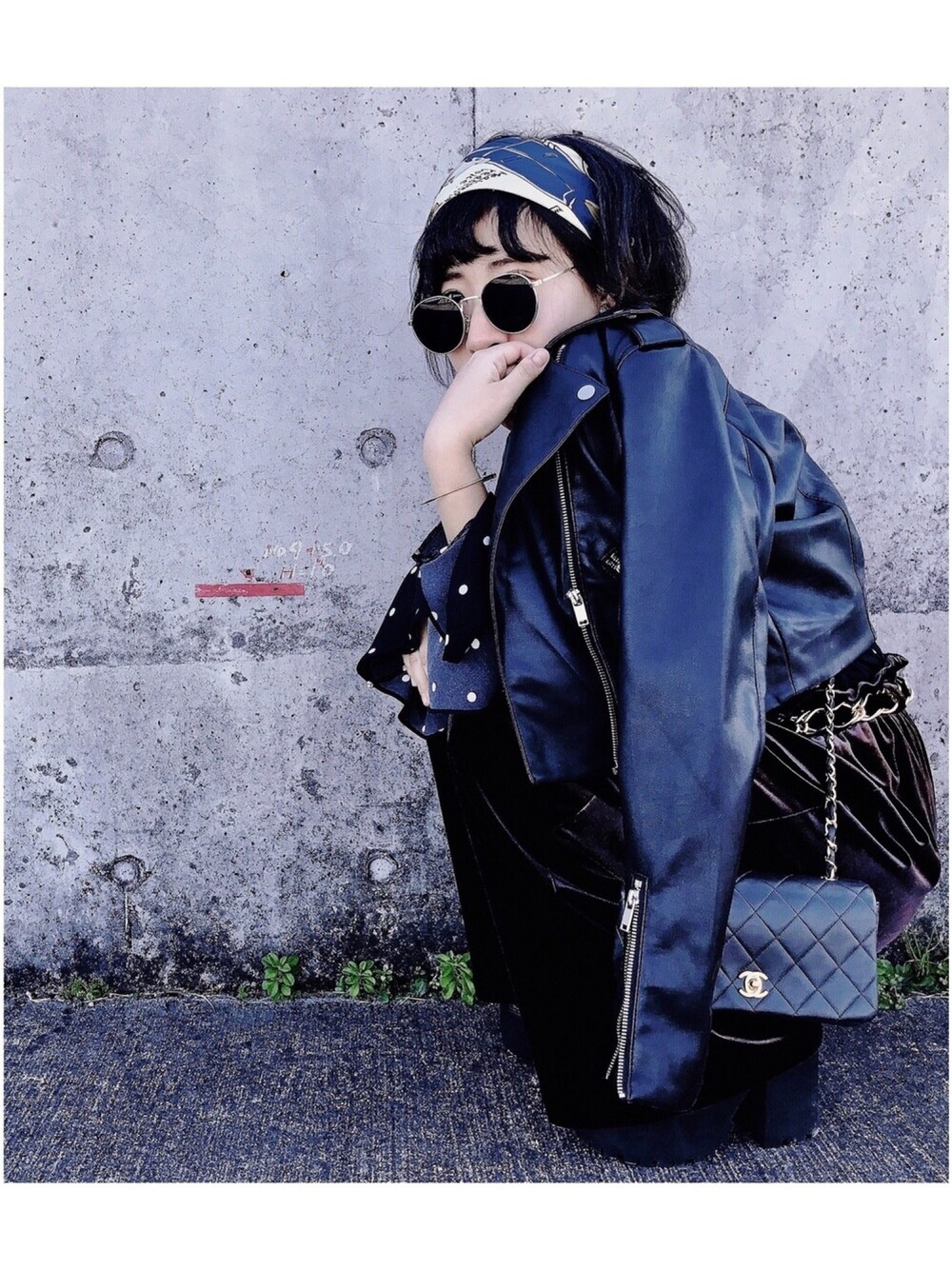 「ライダース、ベロアパンツ、チェーンバッグ、ヴィンテージ、vintage、スカーフ、ドット、厚底シューズ、サングラス、ブラウン」｜「H&Mのアイテム（ライダースジャケット、ブラック系）」を使った、ゆかさん（レディース・147cm）の春コーディネートの1枚目の写真