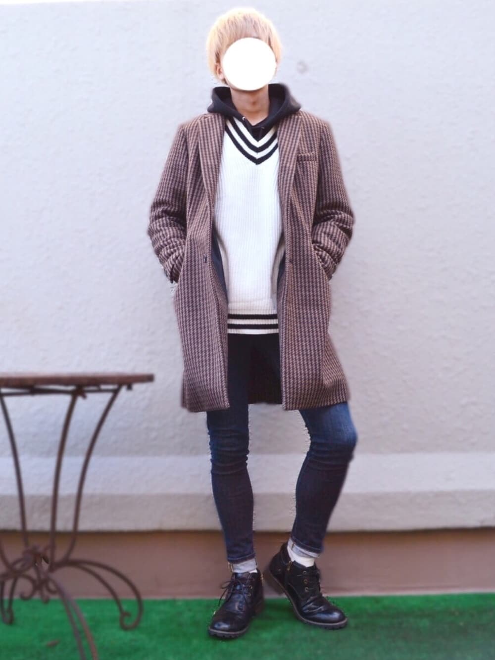 その他のチェスターコート、ホワイト系のニット/セーター、ブラック系のパーカーを着用したメンズの冬コーディネートの1枚目の写真