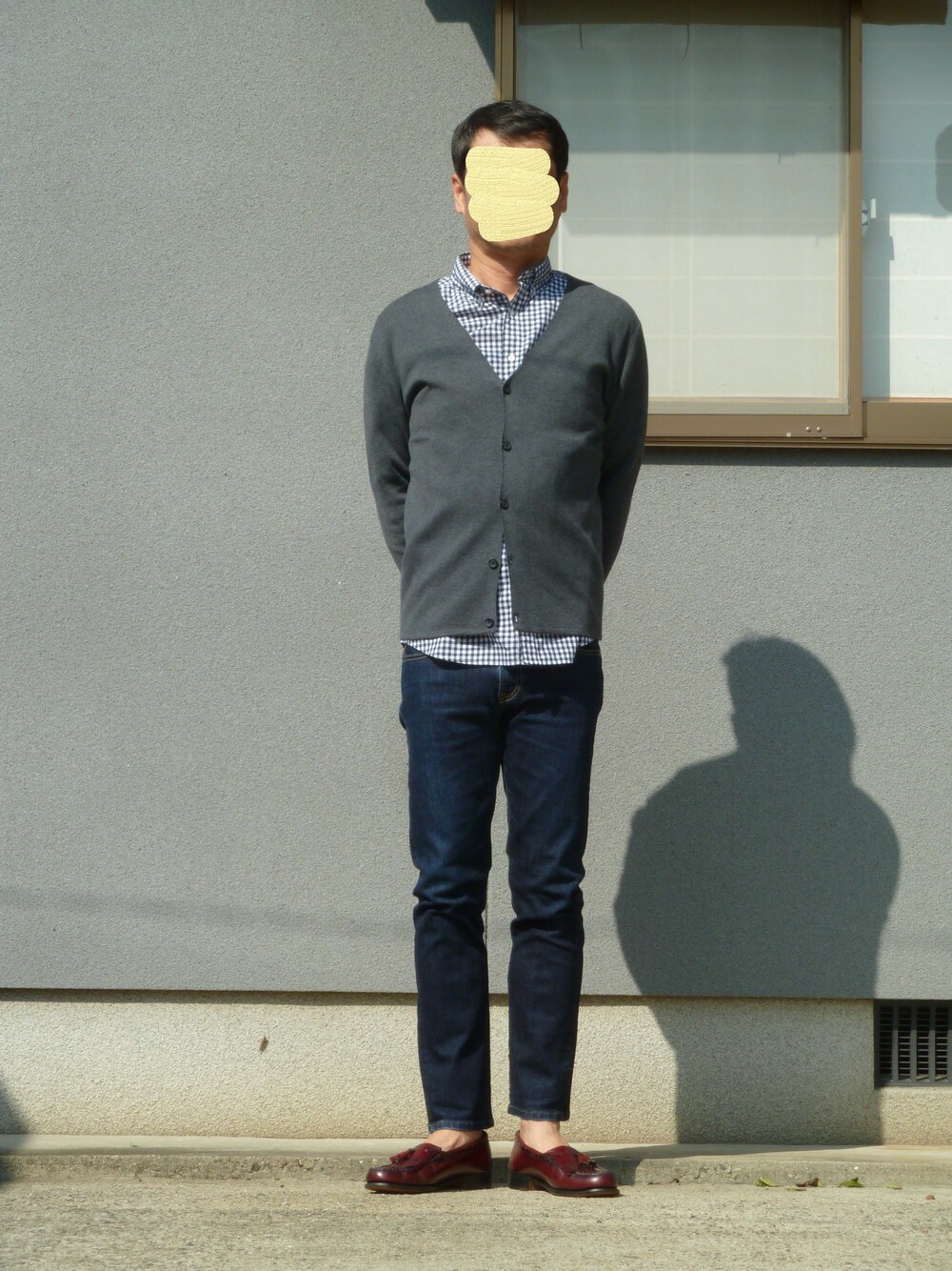「カーディガン」｜「UNIQLOのエクストラファインメリノVネックカーディガン（長袖)（カーディガン/ボレロ、グレー系）」を使った、ひろさん（メンズ・181cm）の秋コーディネートの1枚目の写真