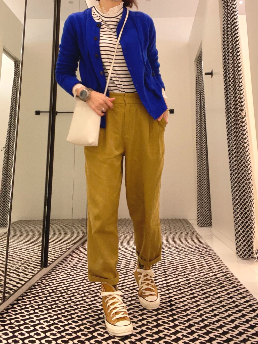 「spring、ootd、daily look、blue、BROWN」｜「CONVERSEのアイテム（スニーカー、ブラウン系）」を使った、Doraさん（レディース・158cm）の春コーディネートの1枚目の写真