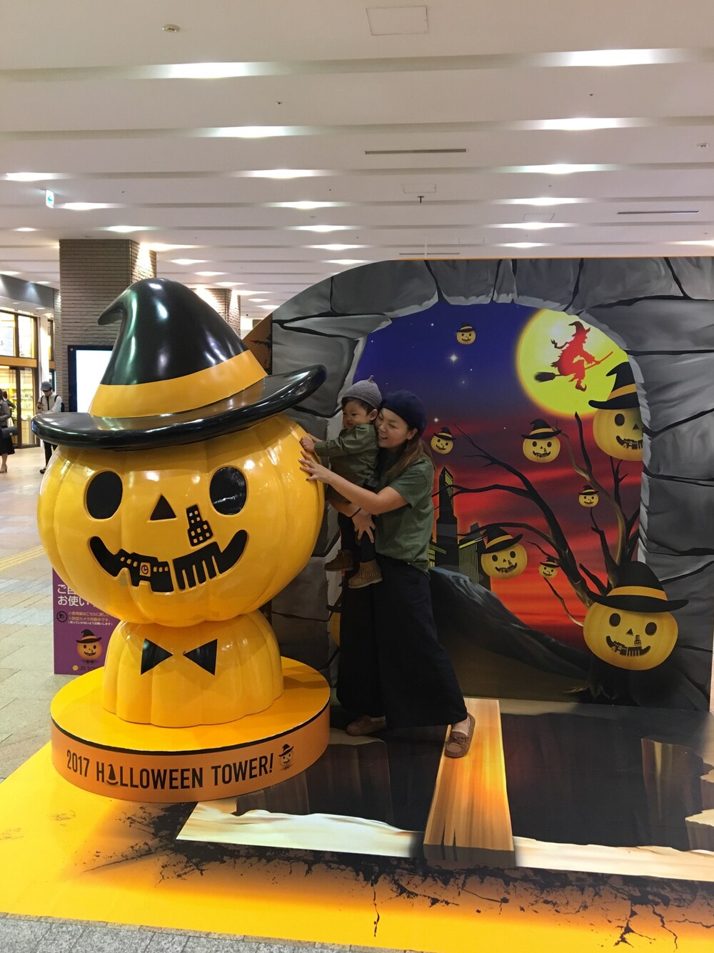「キッズコーデ、ハロウィン、シンプルコーデ、おとこのこ、親子コーデ、ママコーデ、1歳」｜「UGGのアイテム（モカシン/デッキシューズ、ブラウン系）」を使った、TOKIHIROさん（キッズ・80cm）の秋コーディネートの1枚目の写真