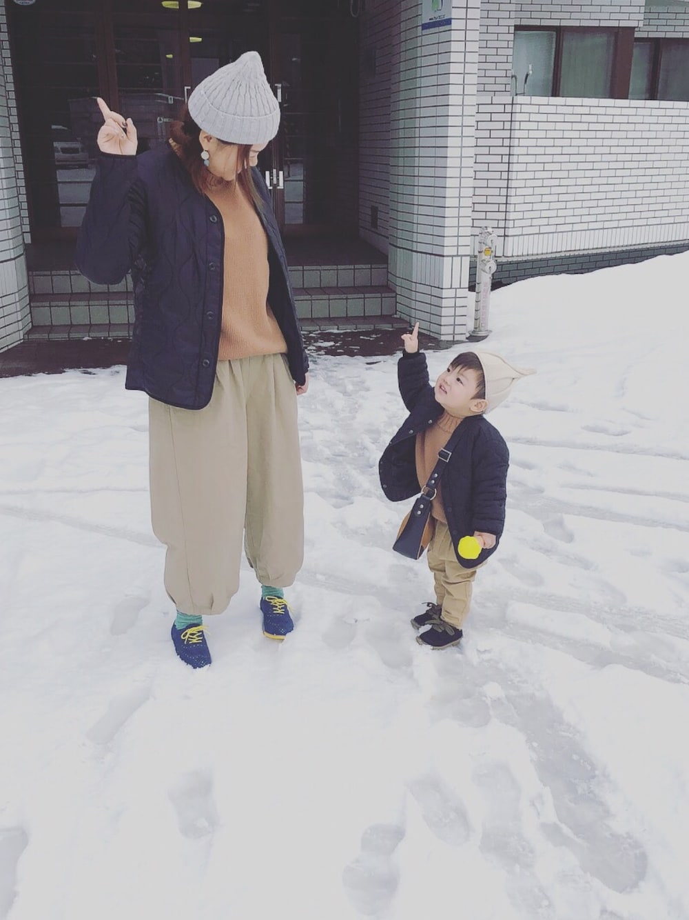 「休日スタイル、おやこーで。、リンクコーデ、むすこーで、キッズファッション、カジュアルコーデ、男の子コーデ、おそろいコーデ、ゆるコーデ、1歳」｜「HELLY HANSENのアイテム（ニットキャップ/ビーニー、グレー系）」を使った、TOKIHIROさん（キッズ・80cm）の冬コーディネートの1枚目の写真