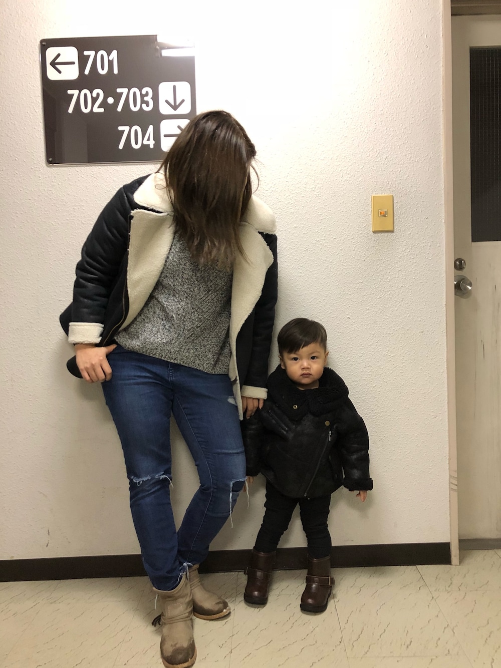 「キッズコーデ、ライダース、おしゃれさんと繋がりたい、おそろいコーデ、おやこーで。、むすこーで、オトナカジュアル、おそろい」｜「NICE CLAUPのアイテム（ライダースジャケット、ブラック系）」を使った、TOKIHIROさん（キッズ・80cm）の冬コーディネートの1枚目の写真