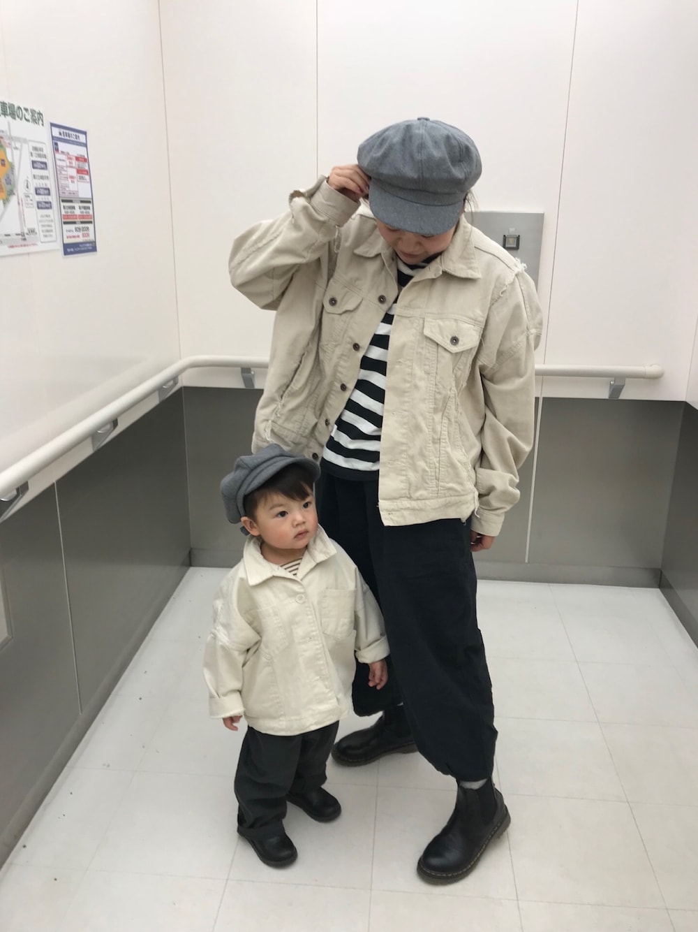 「キッズファッション、休日スタイル、おやこーで。、2歳、むすこーで、リンクコーデ、monmimi、キャスケット、デニムジャケット、ボーダートップス」｜「HusHusHのアイテム（キャスケット、グレー系）」を使った、TOKIHIROさん（キッズ・80cm）の冬コーディネートの1枚目の写真