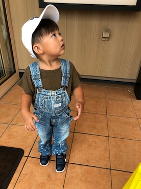 「DENIM DUNGAREE（デニムダンガリー）のアイテム（サロペット/オーバーオール）」を使った、TOKIHIROさん（キッズ・90cm）の夏コーディネート