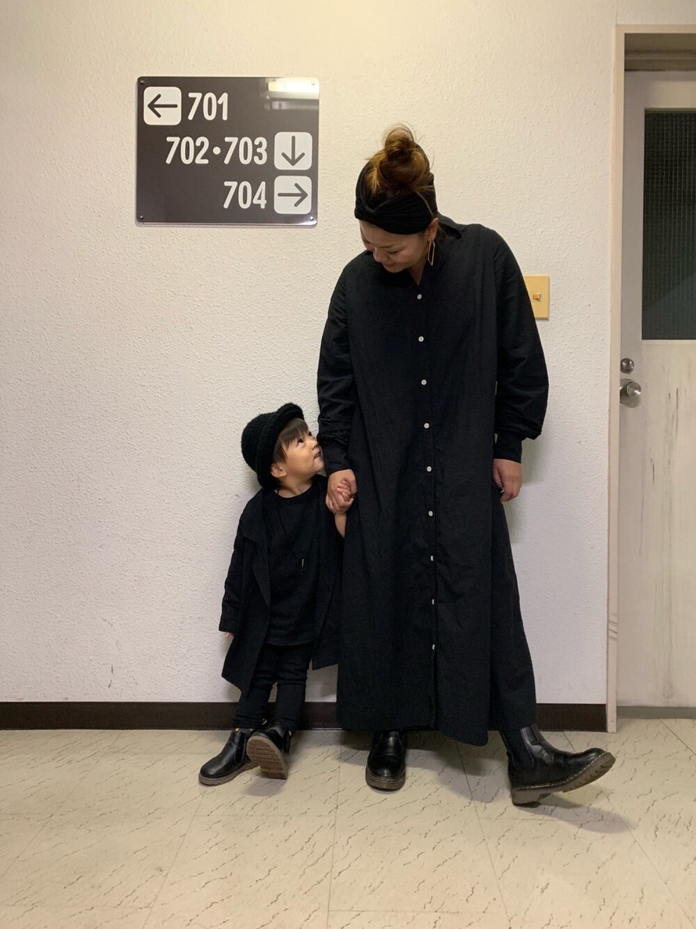 「シンプルコーデ、秋のコーデ、キッズコーデ、親子コーデ、むすこーで、リンクコーデ、ブラックコーデ、ブーツ、kidsfashion、2歳」｜「全身韓国服😻のアイテム（その他、ブラック系）」を使った、TOKIHIROさん（キッズ・90cm）の秋コーディネートの1枚目の写真