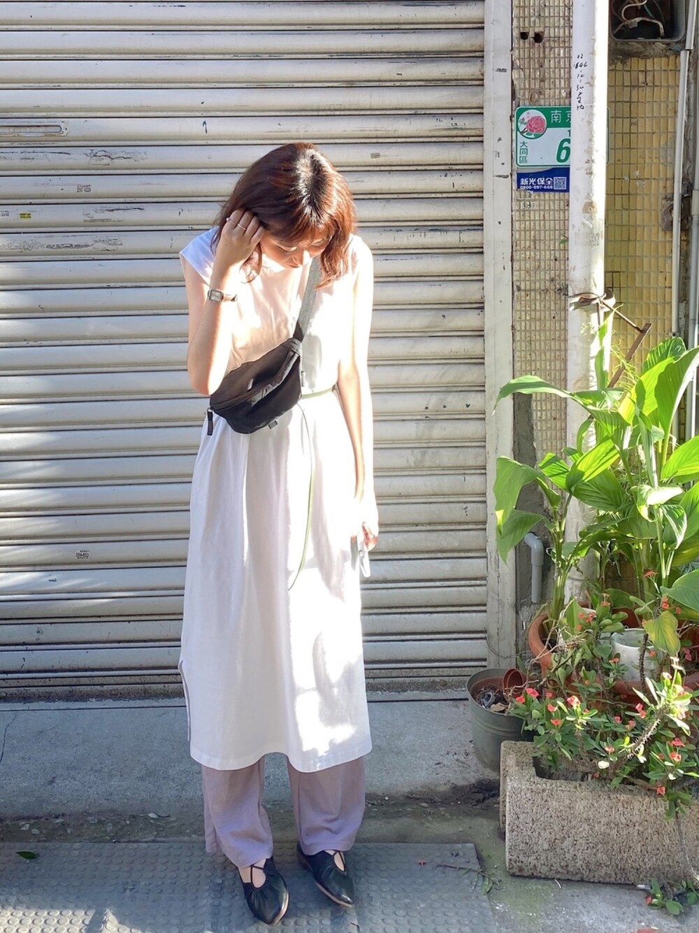 「夏、ootd、街頭穿搭、休閒、日系極簡、洋裝、女人味、紫、白、GUコーデ」｜「GUのアイテム（ジャンパースカート、ホワイト系）」を使った、yoyoさん（レディース・161cm）の春コーディネートの1枚目の写真