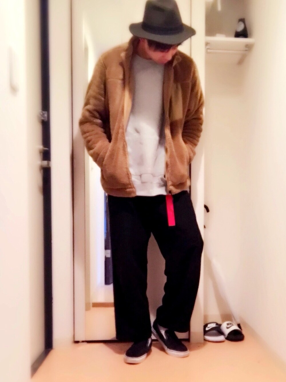 「winter、カジュアル、GU、VANS、スリッポン、無地党、おしゃれさんと繋がりたい、プチプラ」｜「GUのアイテム（ジャケット/アウター、ベージュ系）」を使った、RØYさん（メンズ・184cm）の冬コーディネートの1枚目の写真
