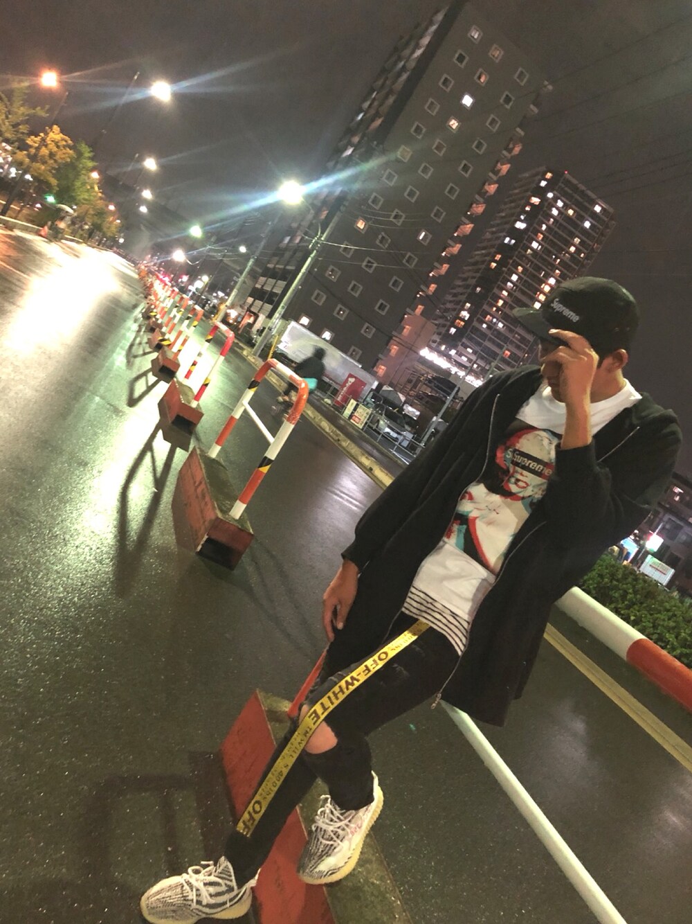 「モノトーン」｜「Supreme のアイテム（Tシャツ/カットソー、ホワイト系）」を使った、RØYさん（メンズ・184cm）の秋コーディネートの1枚目の写真