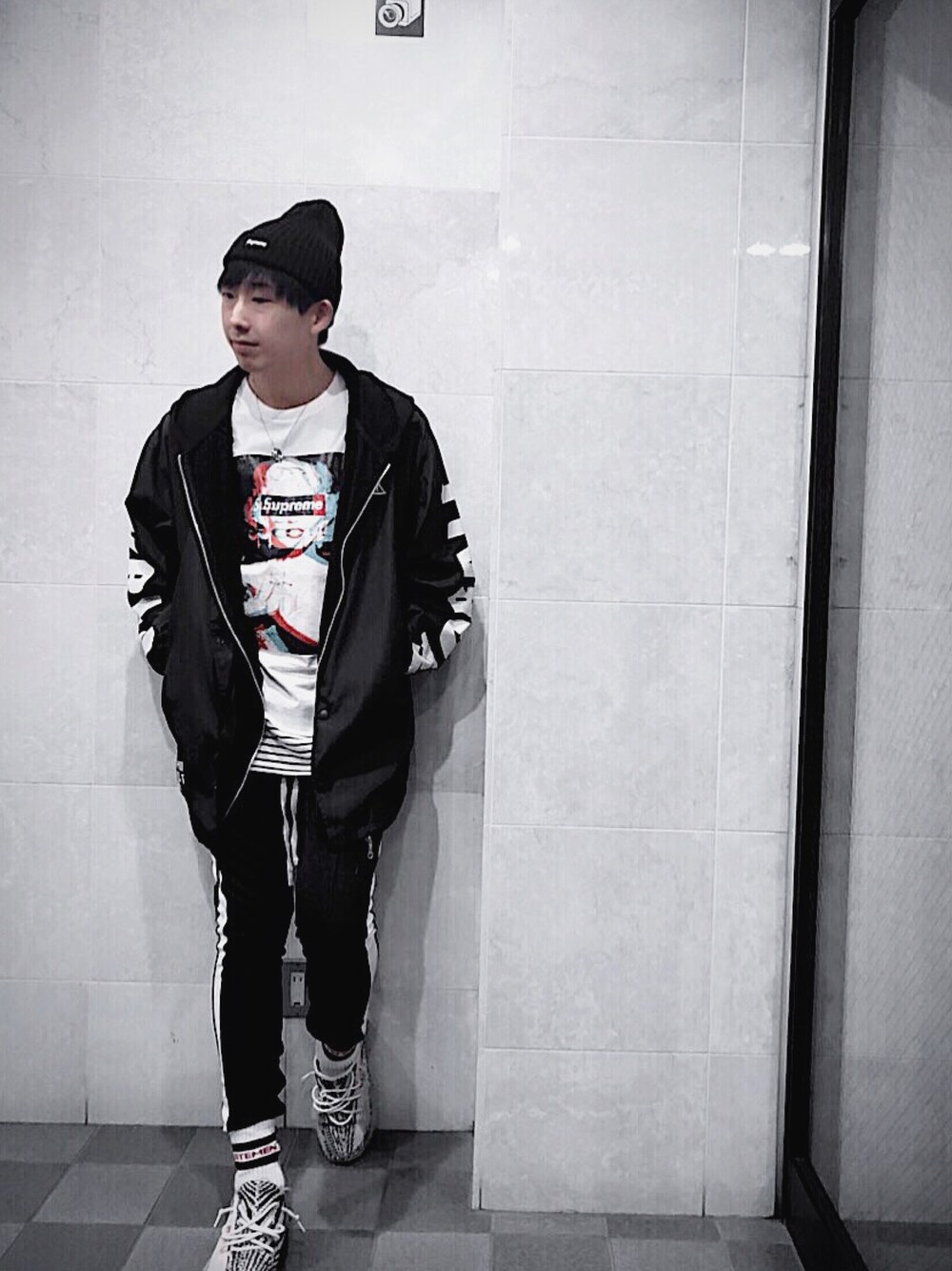 「monotone、street、SPORTS MIX、supreme、yeezy、休日スタイル」｜「Supreme のアイテム（Tシャツ/カットソー、ホワイト系）」を使った、RØYさん（メンズ・184cm）の冬コーディネートの1枚目の写真