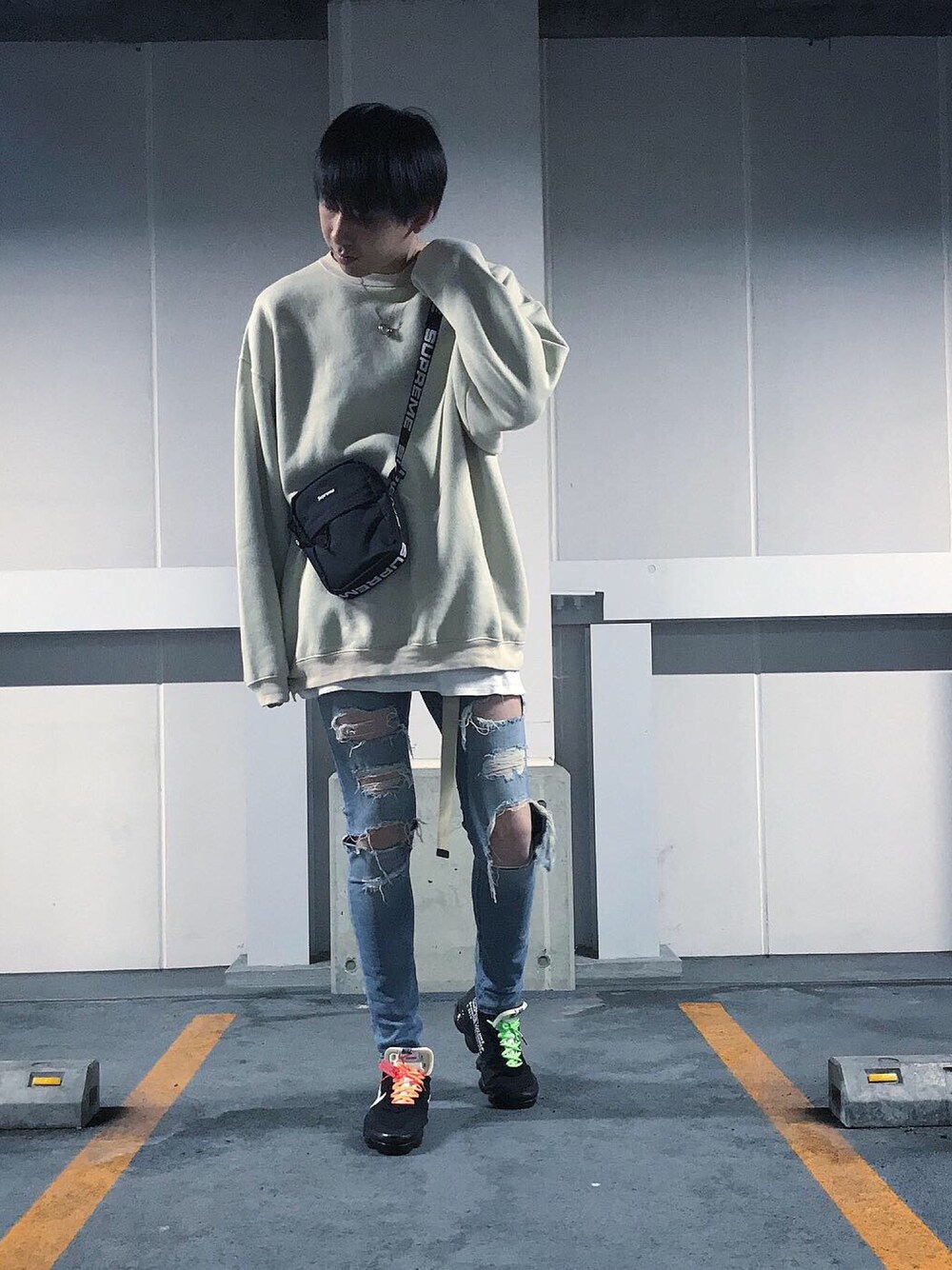 「NIKE、OFF-WHITE、supreme、ストリート、vapormax」｜「Supreme のアイテム（ショルダーバッグ、ブラック系）」を使った、RØYさん（メンズ・184cm）の春コーディネートの1枚目の写真