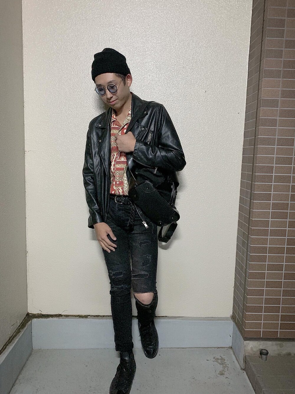 「柄シャツ、ブラックコーデ、ブラック、レザー、ライダース、古着、古着MIX」｜「gastonlugaのアイテム（バックパック/リュック、ブラック系）」を使った、RØYさん（メンズ・184cm）の秋コーディネートの1枚目の写真