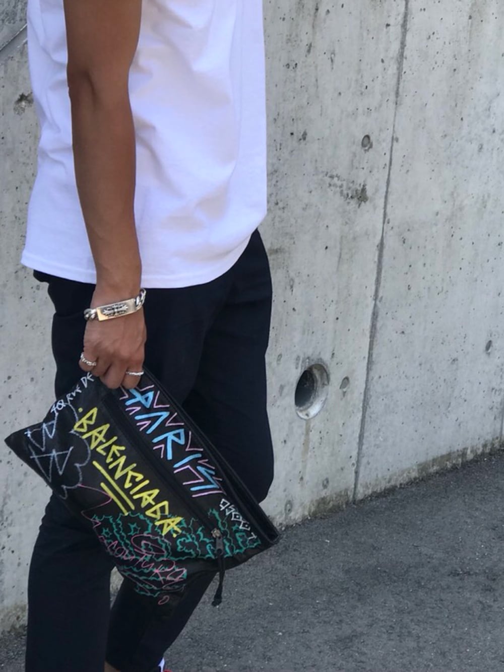 その他のクラッチバッグ、シルバー系のブレスレットを着用したメンズの春コーディネートの1枚目の写真