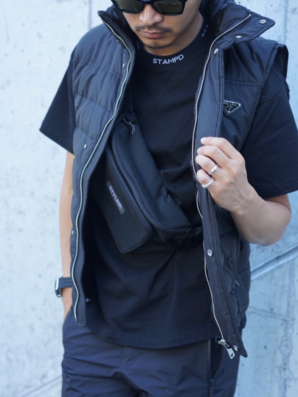 ブラック系のボディバッグ/ウエストポーチ、ブラック系のTシャツ/カットソーを着用したメンズの秋コーディネートの1枚目の写真