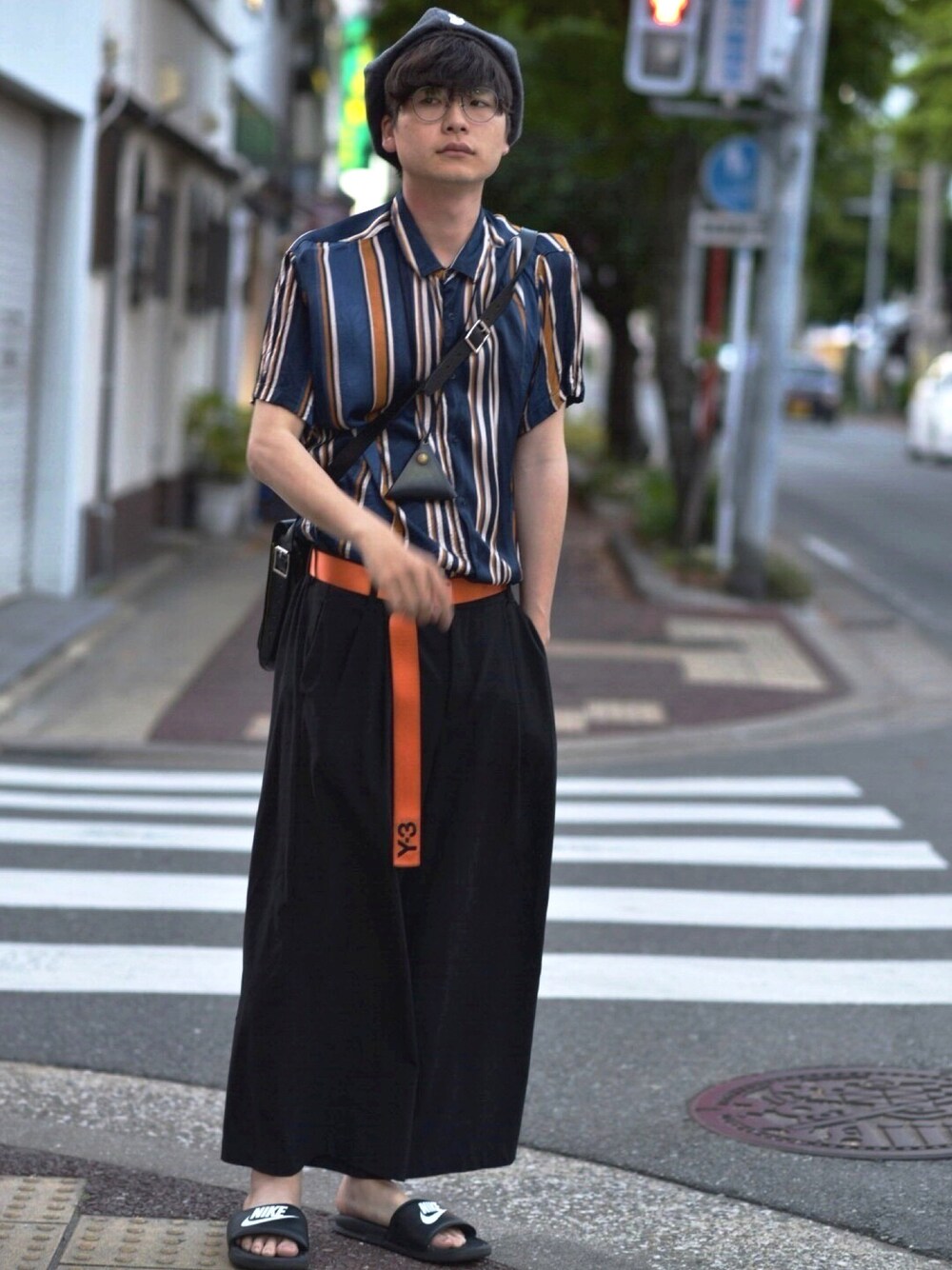 「柄シャツ、ストライプシャツ、古着、ワイドパンツ、FR2、NIKE、プチプラ、きれいめカジュアル、カジュアルコーデ、ラフ」｜「ZARAのアイテム（シャツ/ブラウス、オレンジ系）」を使った、K.A.Z.Uさん（メンズ・180cm）の春コーディネートの1枚目の写真
