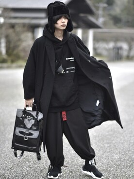 レッド系のアイテムを使った 黒服 のメンズ人気ファッションコーディネート Wear