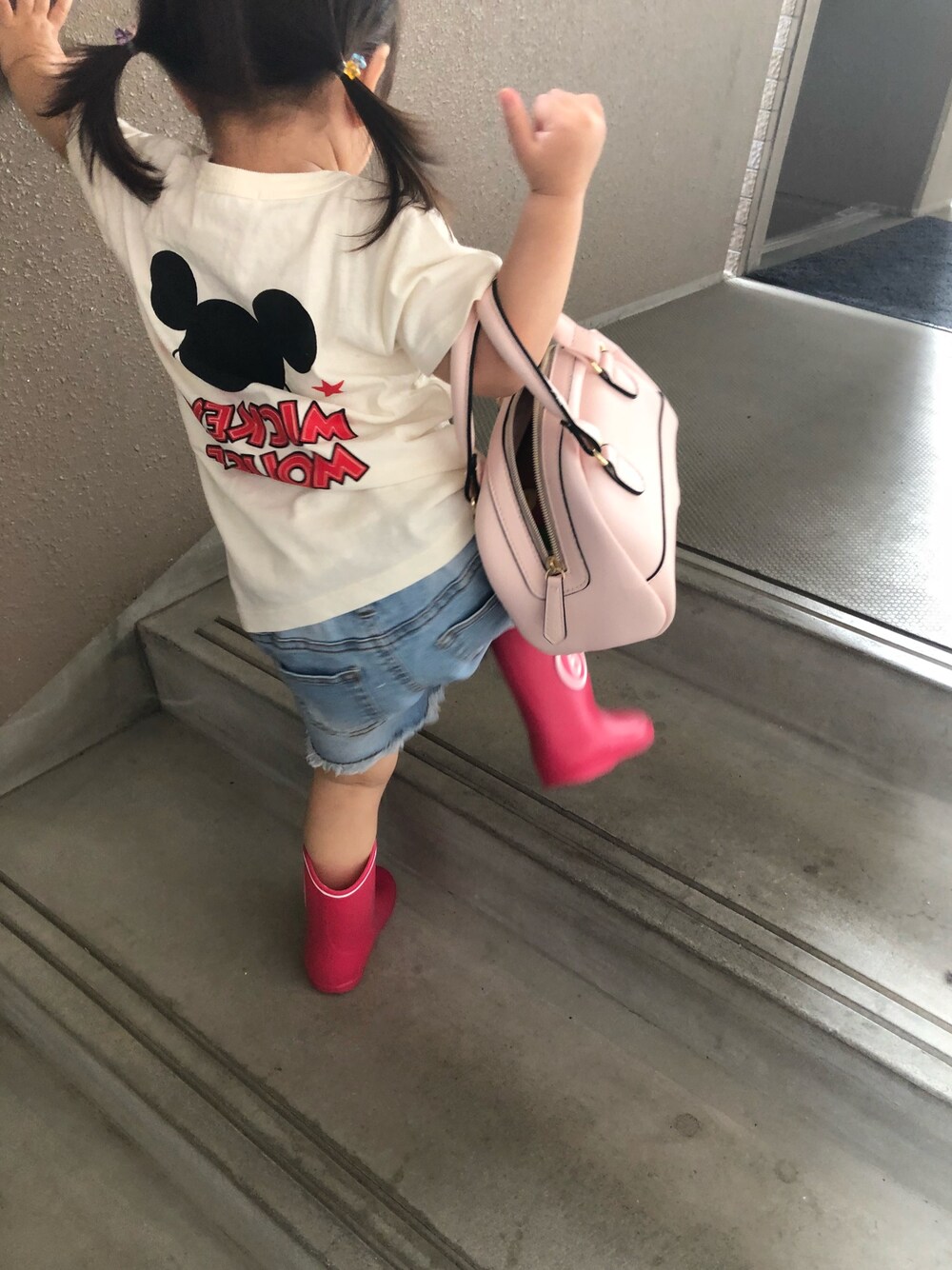 「シンプルコーデ、ミッキー、ラクチンコーデ、女の子、レインブーツ、付録バッグ」｜「GLOBAL WORKの【キッズ】プリントＴ半袖/791217（Tシャツ/カットソー、その他）」を使った、momo♡さん（キッズ・80cm）の夏コーディネートの1枚目の写真