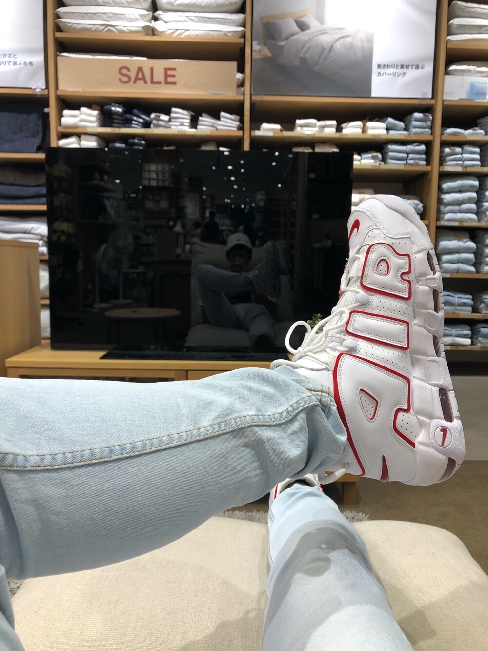 「NIKEのアイテム（スニーカー、ホワイト系）」を使った、うぇあゆうとさん（メンズ・177cm）の秋コーディネートの1枚目の写真