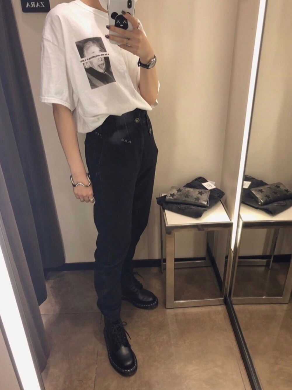 「D.NUVOのアイテム（Tシャツ/カットソー、ホワイト系）」を使った、KAEDEさん（レディース・158cm）の秋コーディネートの1枚目の写真