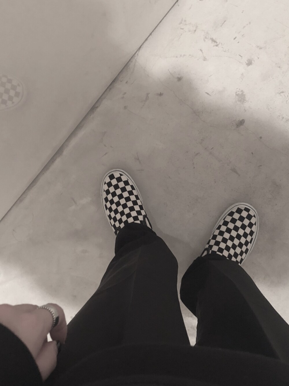 「VANSのアイテム（スリッポン、ブラック系）」を使った、KAEDEさん（レディース・158cm）の秋コーディネートの1枚目の写真