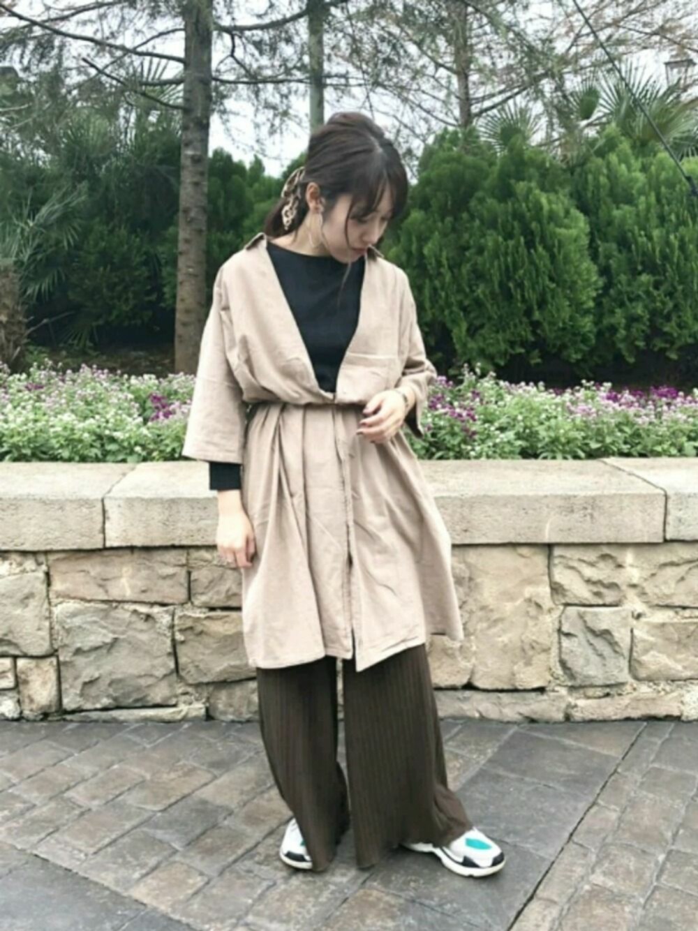 ブラウン系のその他パンツ、ベージュ系のワンピースを着用したレディースの秋コーディネートの1枚目の写真