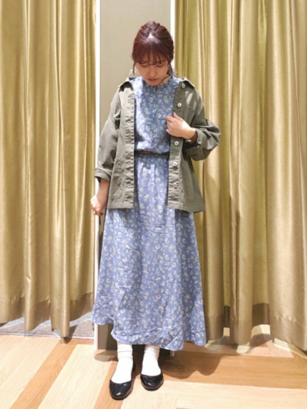 「花柄ワンピース、オトナカジュアル、春コーデ、バレエシューズ、グリーンパークス、Green Parks」｜「Green　Parksの・袖ボリュ-ムカバ-オ-ル（カバーオール、グリーン系）」を使った、manaCAさん（レディース・151cm）の春コーディネートの1枚目の写真