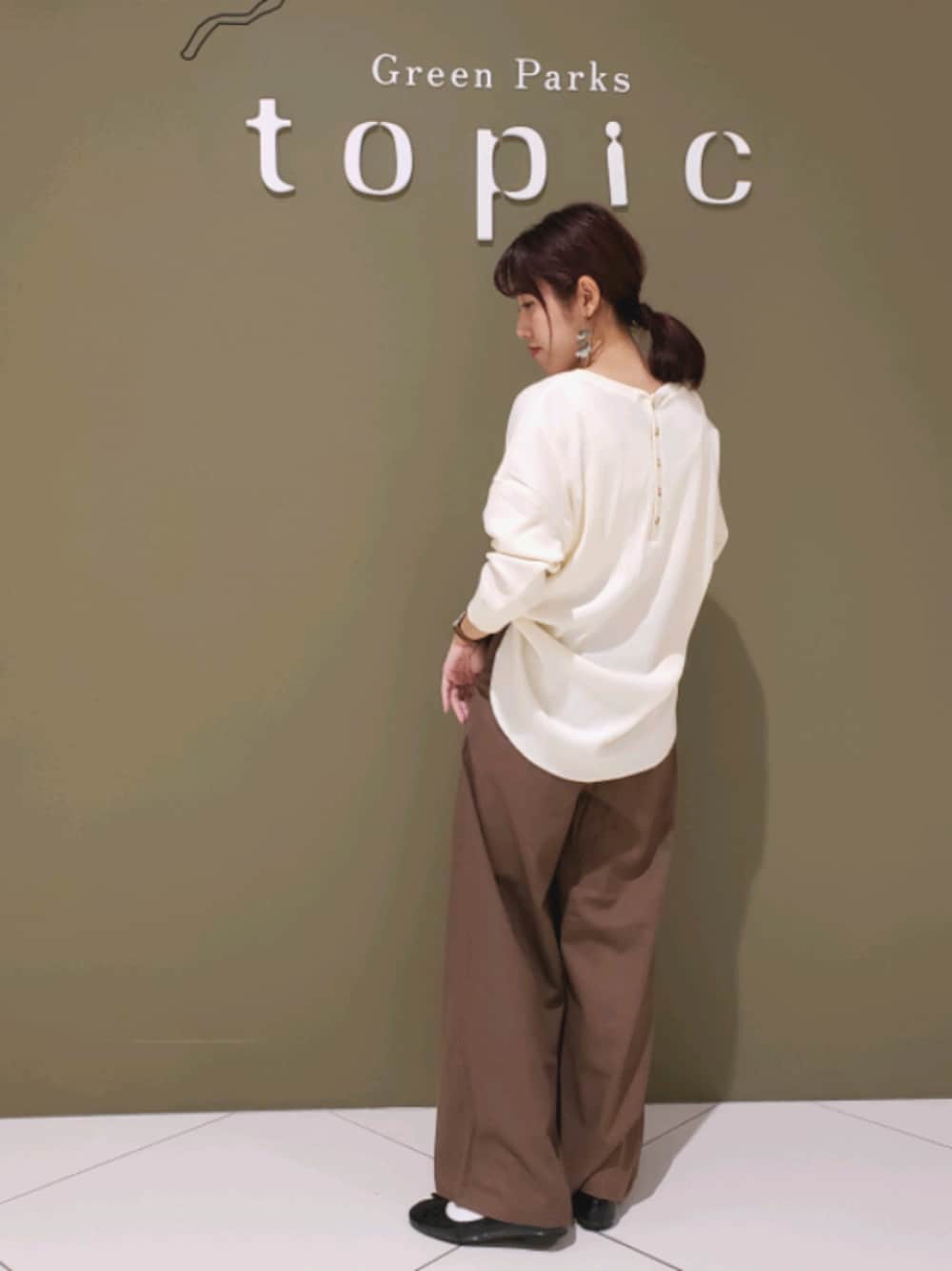 「秋のコーデ、大人カジュアル、休日スタイル、ラクチンコーデ、低身長、ワッフル、ヘンリーネック、ワイドパンツ、ブラウン、earth music&ecology」｜「earth music&ecologyのリラックスリネンワイドパンツ（その他パンツ、ブラウン系）」を使った、manaCAさん（レディース・151cm）の秋コーディネートの1枚目の写真