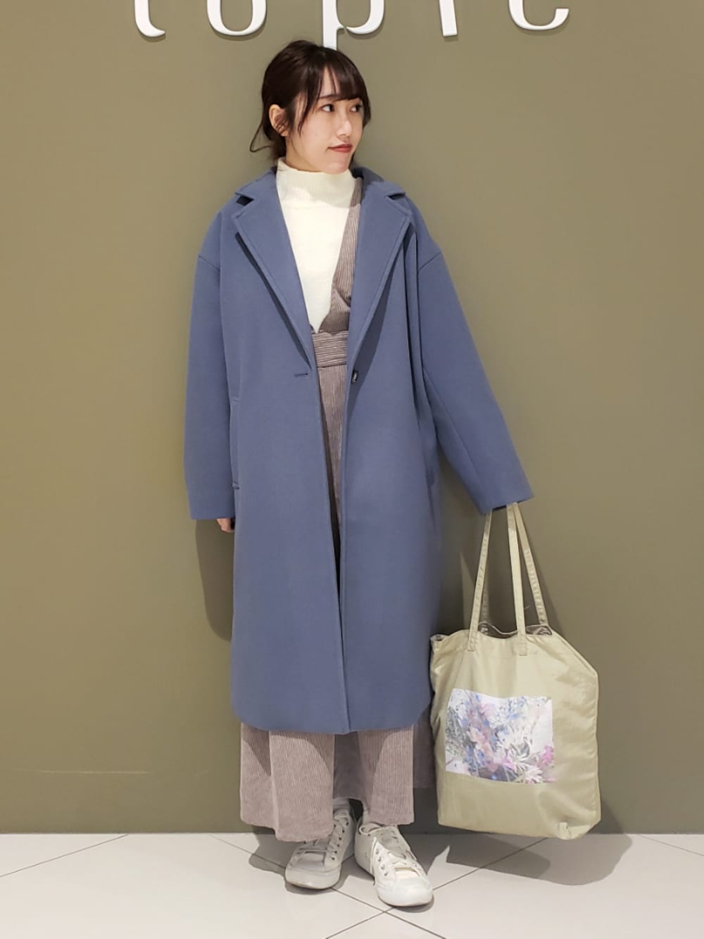 ブルー系のジャケット/アウター、ピンク系のワンピース/ドレス、ブルー系のジャケット/アウターを着用したレディースの冬コーディネートの1枚目の写真