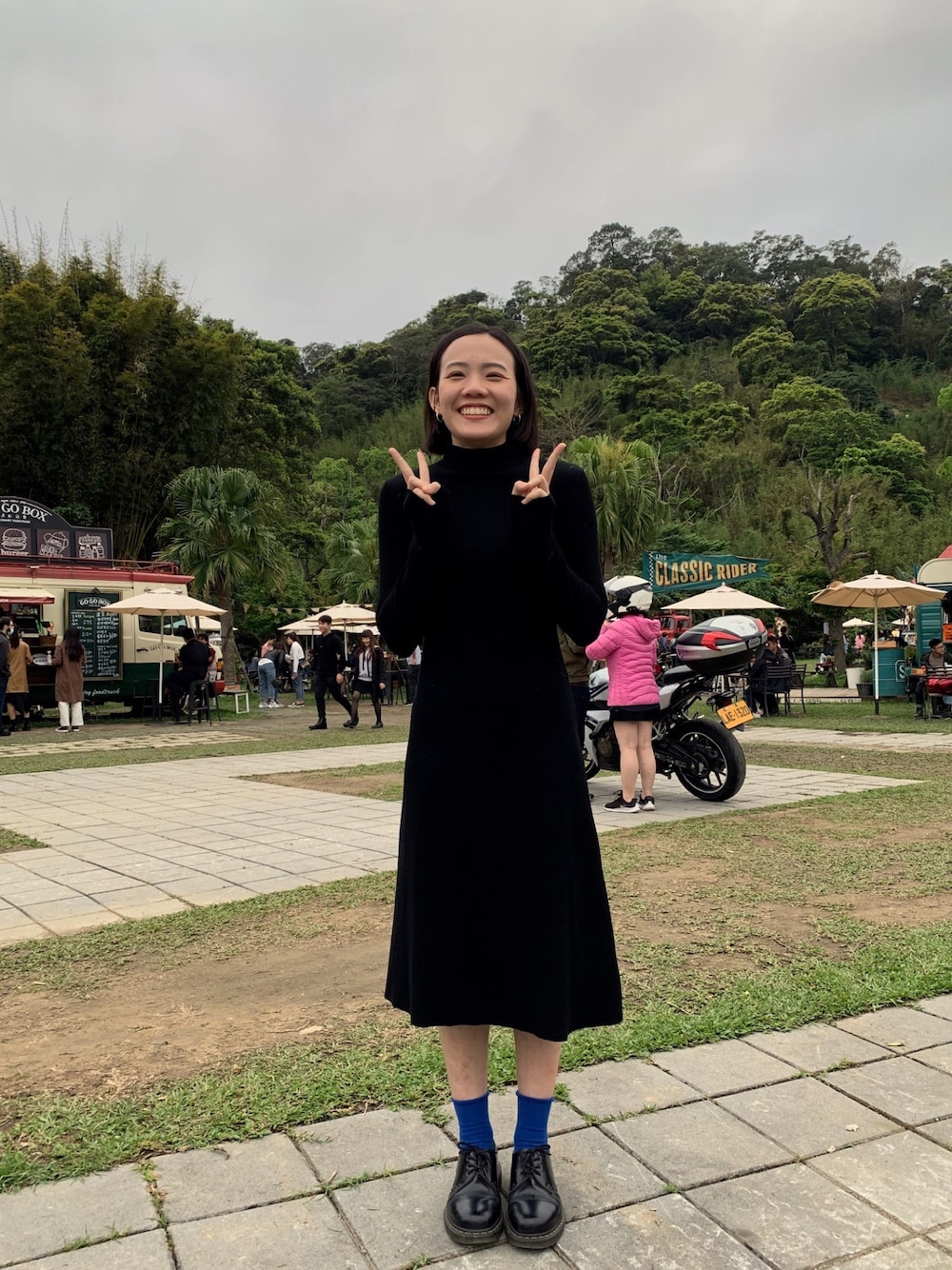 「Dr. Martensのアイテム（その他シューズ、ブラック系）」を使った、Helenさん（レディース・162cm）の春コーディネートの1枚目の写真