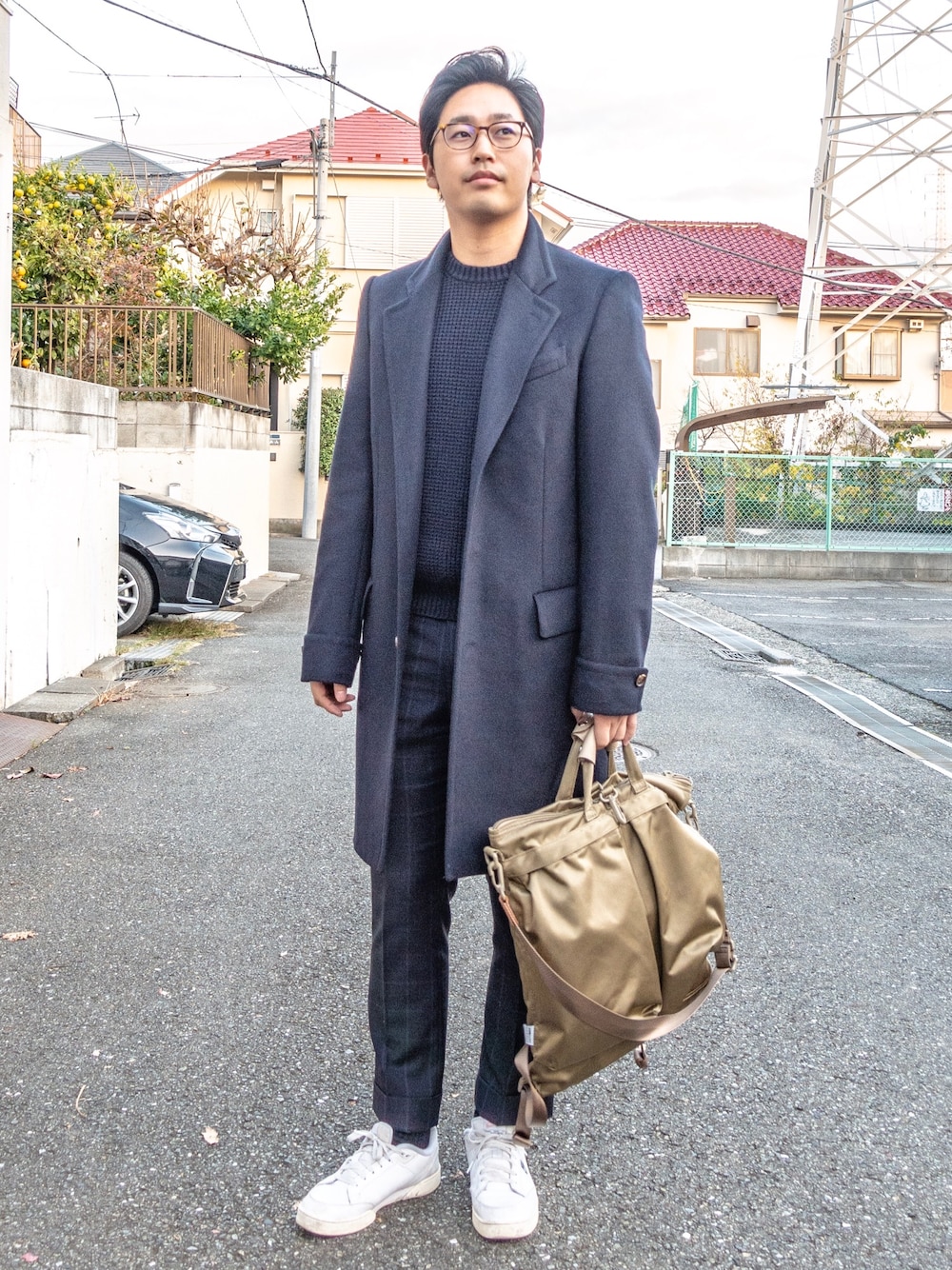 ブルー系のチェスターコート、ブルー系のニット/セーター、ブルー系のスラックスを着用したメンズの秋コーディネートの1枚目の写真