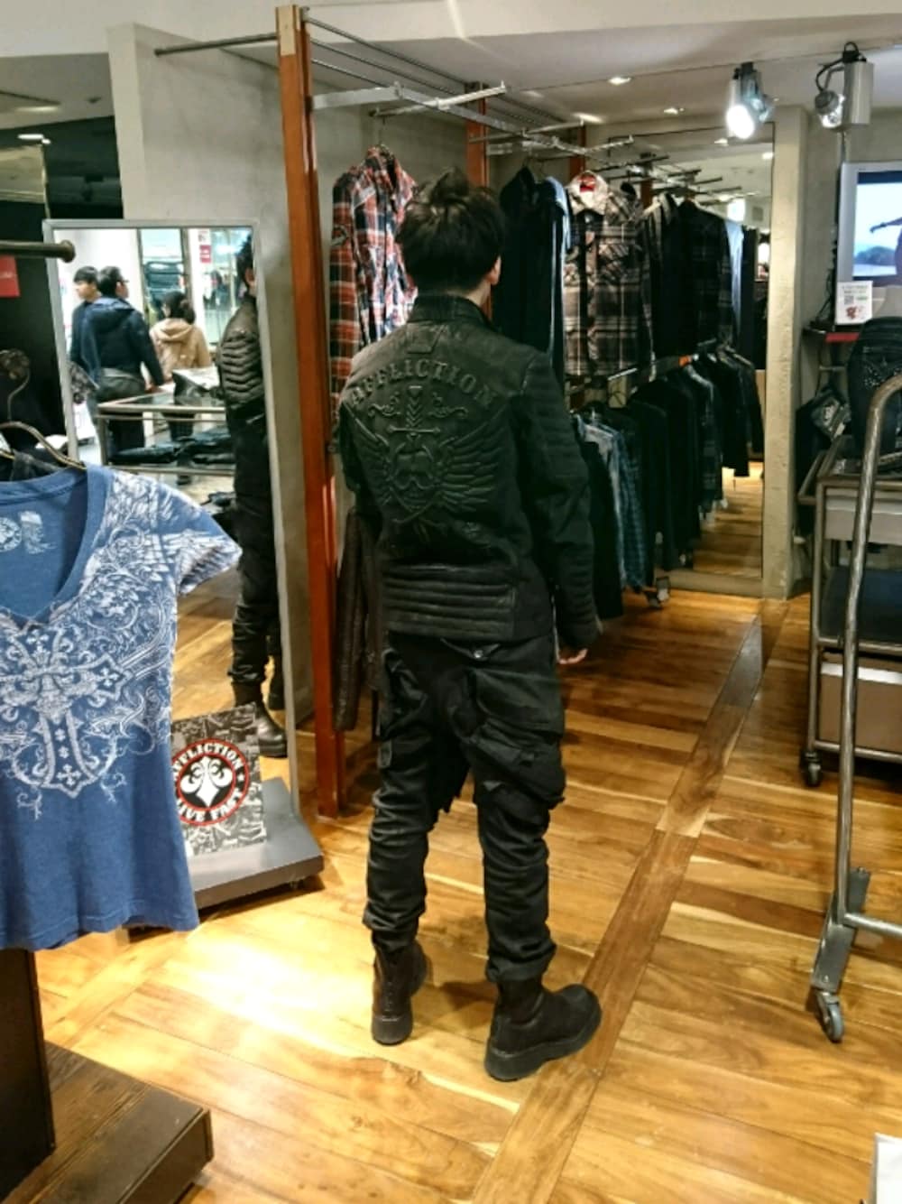 「JULIUSのガスマスクカーゴパンツ（カーゴパンツ、ブラック系）」を使った、ささめさん（メンズ・167cm）の冬コーディネートの1枚目の写真