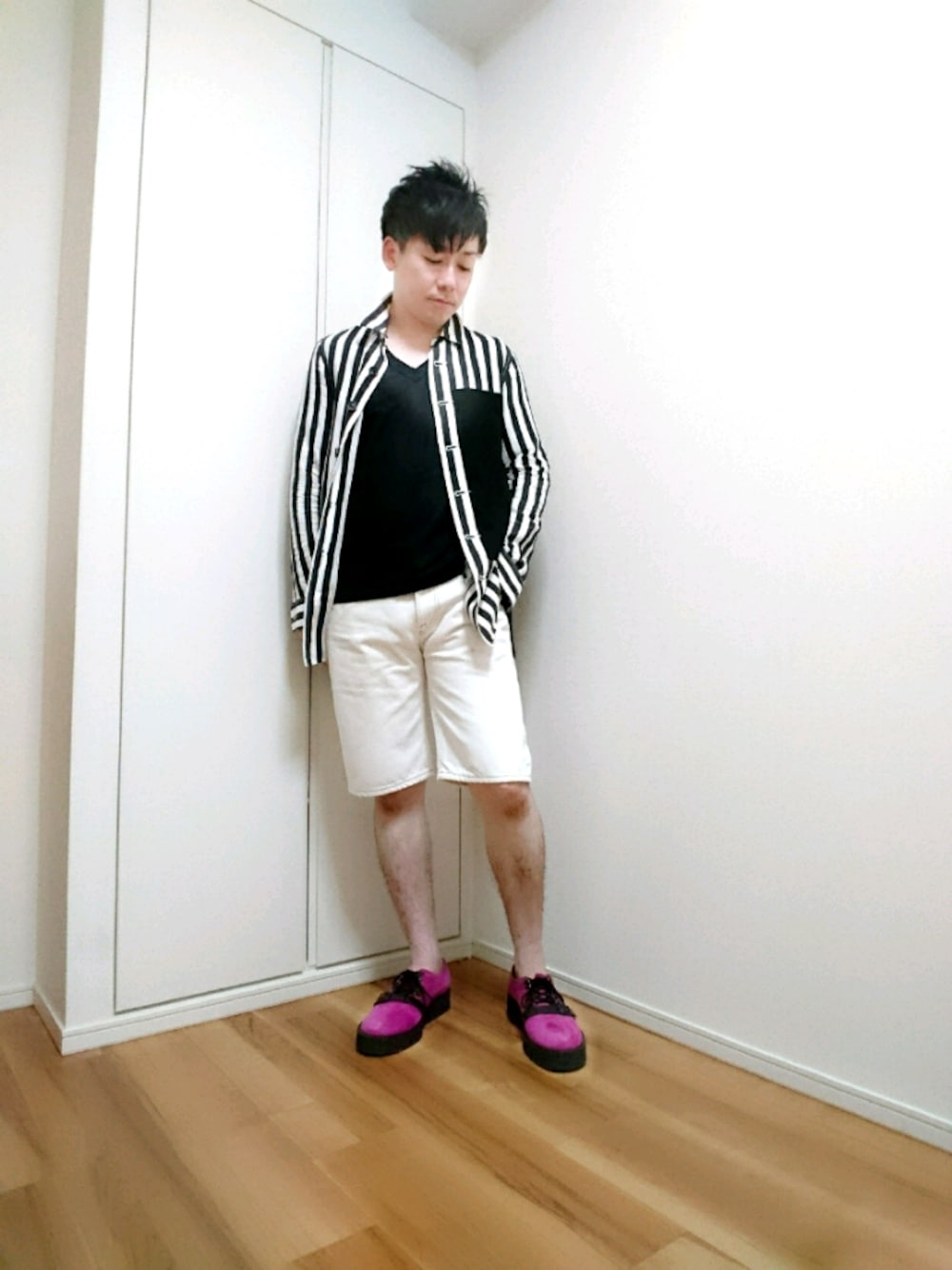 「夏コーデ、モノトーン、タンパンスタイル、短パン、ロングシャツ、モード、白パンツ、ピンク、ささめ姉さん」｜「NOT RIGIDのNOT RIGID/ノットリジット/UTAH（デニムパンツ、ホワイト系）」を使った、ささめさん（メンズ・167cm）の夏コーディネートの1枚目の写真