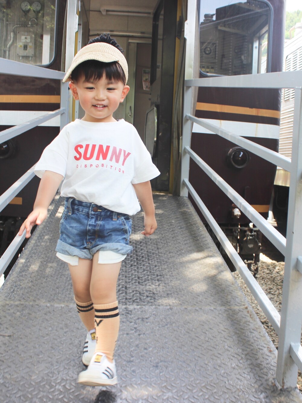 「キッズコーデ、男の子、デニムショートパンツ、ショートパンツ、ロゴT、赤ロゴ、ハイソックス、スーパースター、夏コーデ、麦わら帽子」｜「Handmadeのアイテム（キャップ、ベージュ系）」を使った、ZEN_TAOさん（キッズ・90cm）の春コーディネートの1枚目の写真
