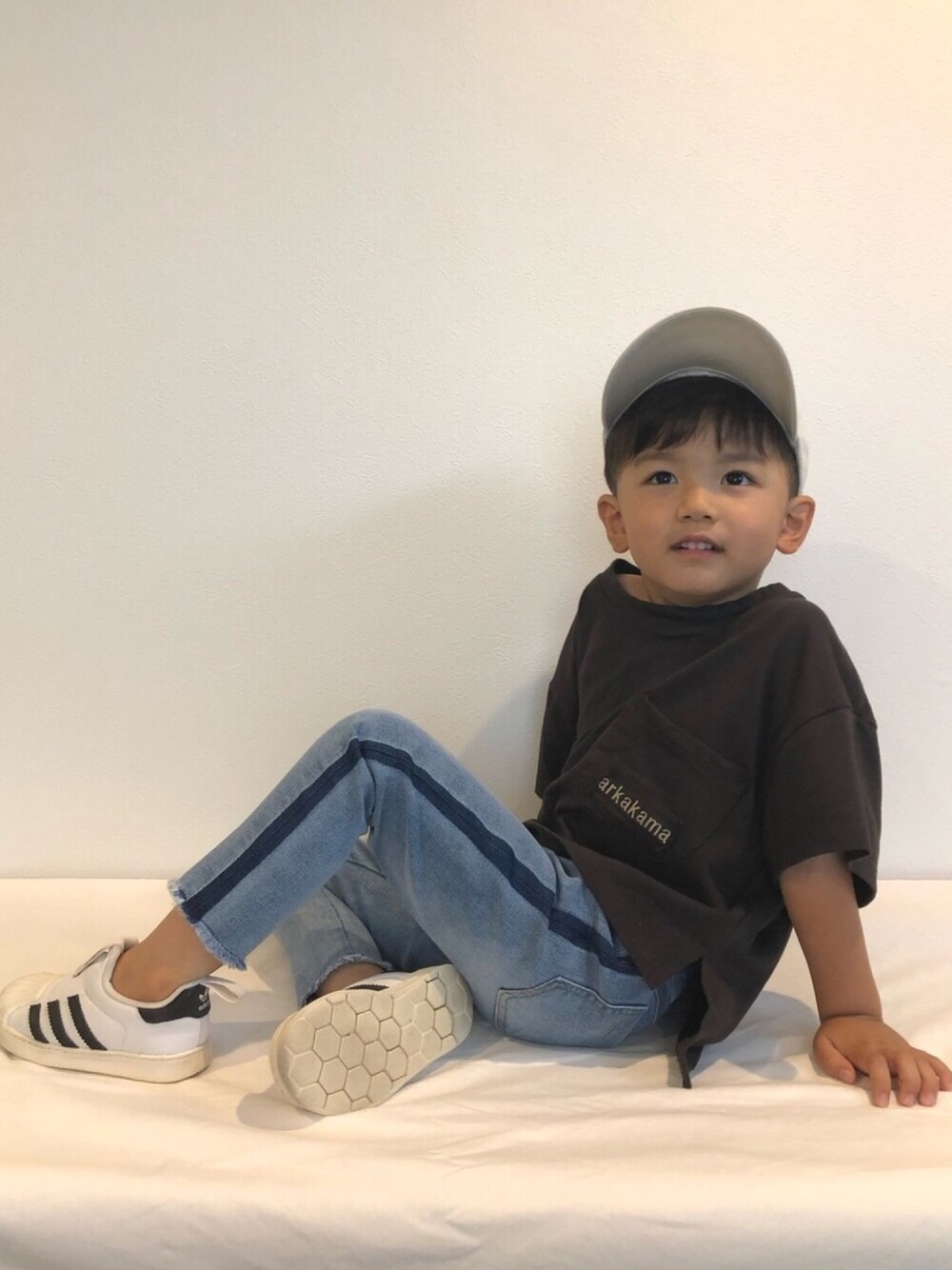 「キッズコーデ、ラインパンツ、きりっぱなしデニム、スーパースター、スリッポン」｜「POLO RALPH LAURENのアイテム（キャップ、ベージュ系）」を使った、ZEN_TAOさん（キッズ・100cm）の夏コーディネートの1枚目の写真
