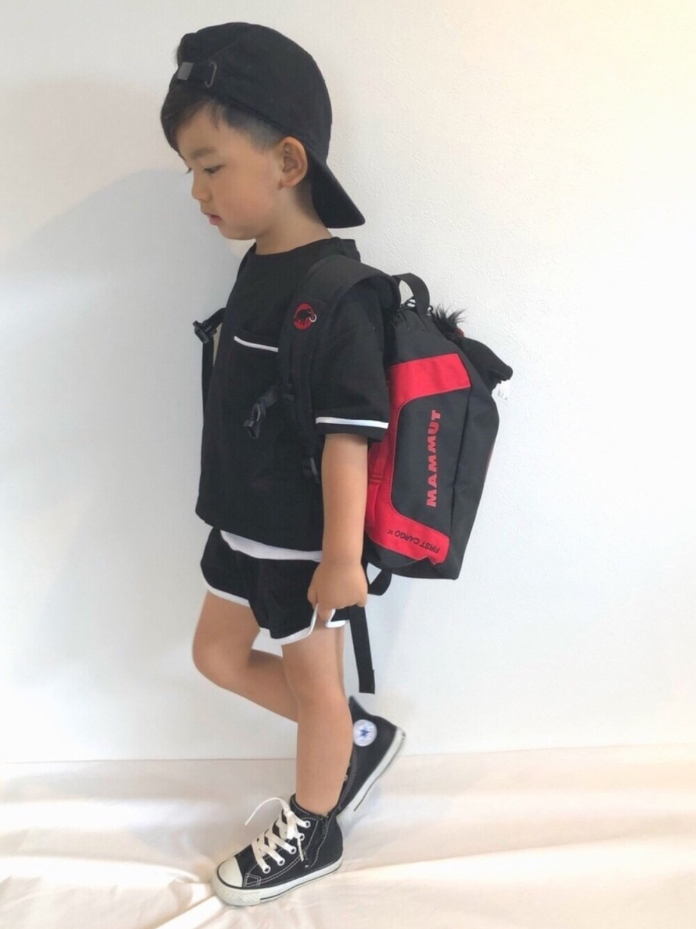 ブラック系のTシャツ/カットソー、ブラック系のスニーカー、ブラック系のバックパック/リュックを着用したキッズの夏コーディネートの1枚目の写真
