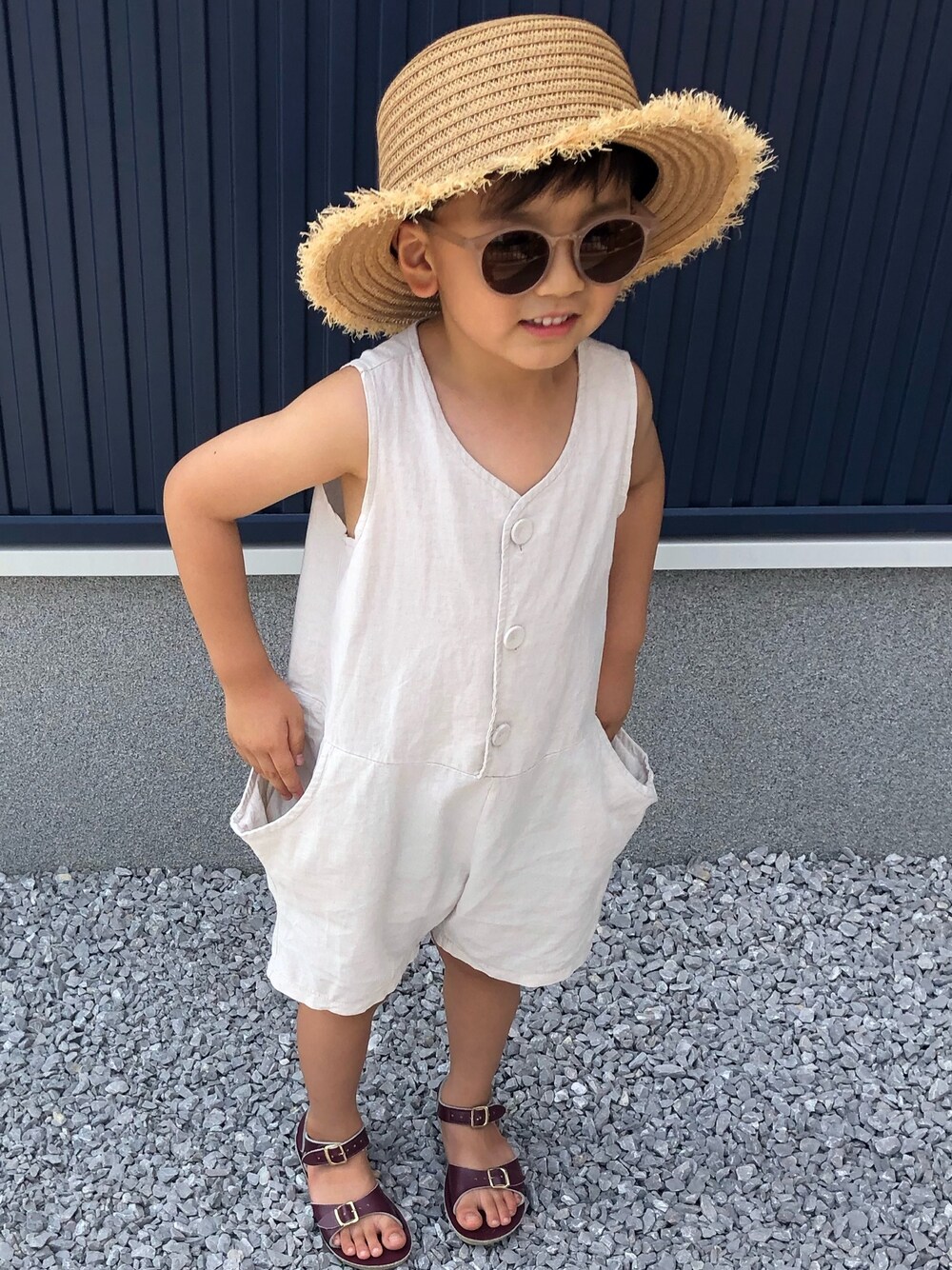 「キッズファッション、夏コーデ、フリンジハット、むぎわら帽子、ストローハット、オールインワン、リネン、サングラス」｜「no brandのアイテム（ハット、ベージュ系）」を使った、ZEN_TAOさん（キッズ・110cm）の夏コーディネートの1枚目の写真