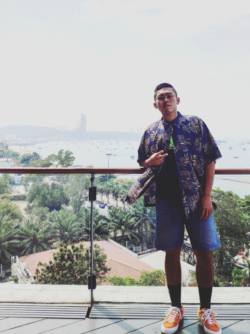 「CONVERSEのアイテム（スニーカー、オレンジ系）」を使った、wtk1008さん（メンズ・173cm）の夏コーディネートの1枚目の写真